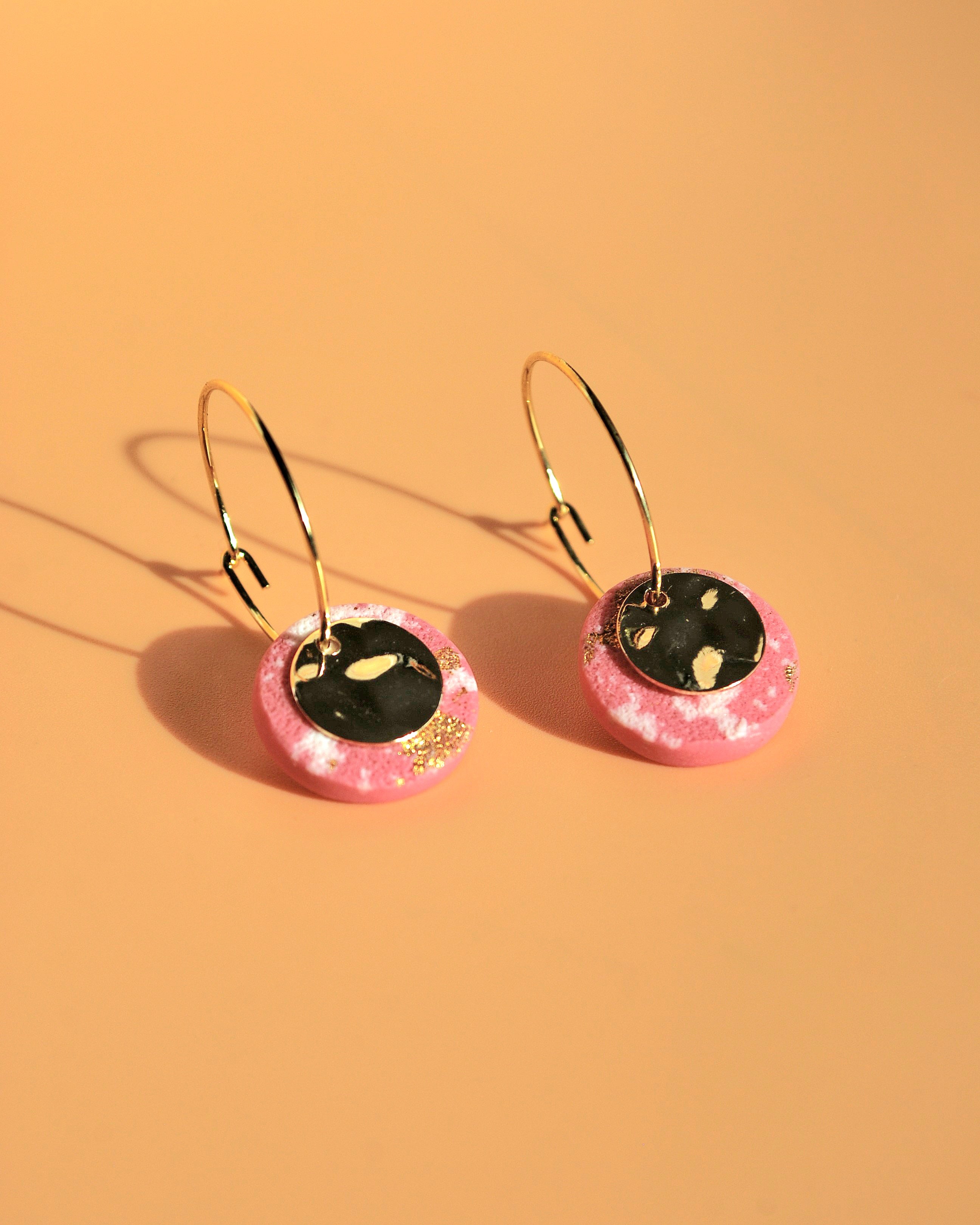 Rosa leichte Creolen aus vergoldetem Edelstahl – ideal für empfindliche Haut