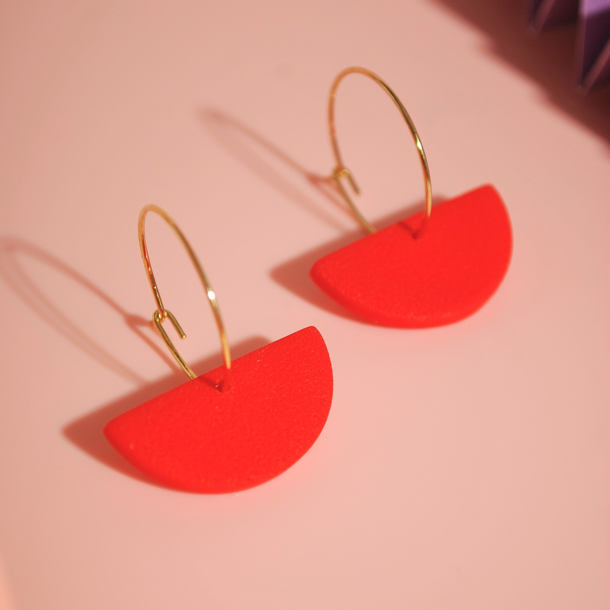 Handgemachte Creolen mit Textur – sommerliche Ohrringe für frische Looks