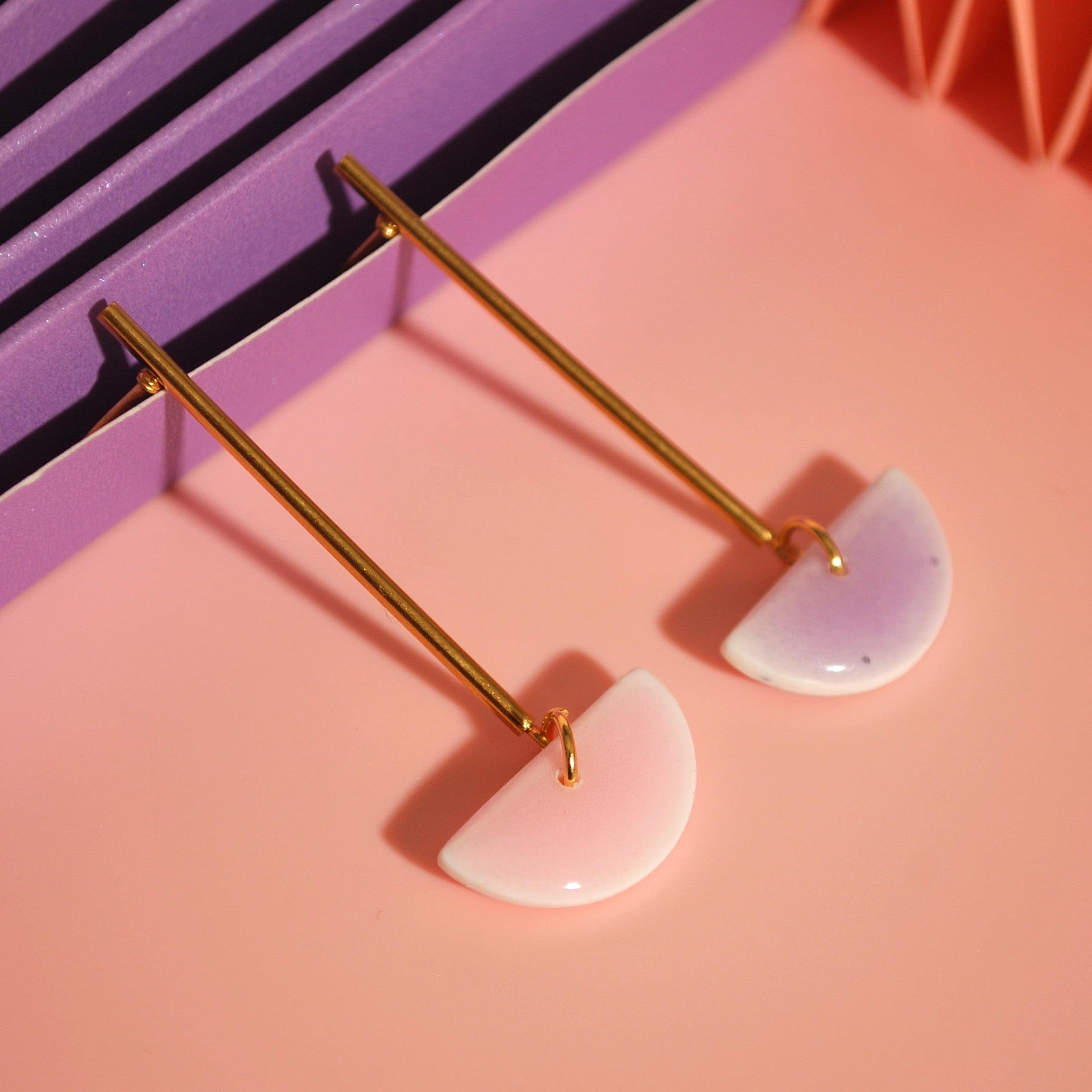 Halbkreis-Ohrringe aus Polymer Clay in zartem Pastellton