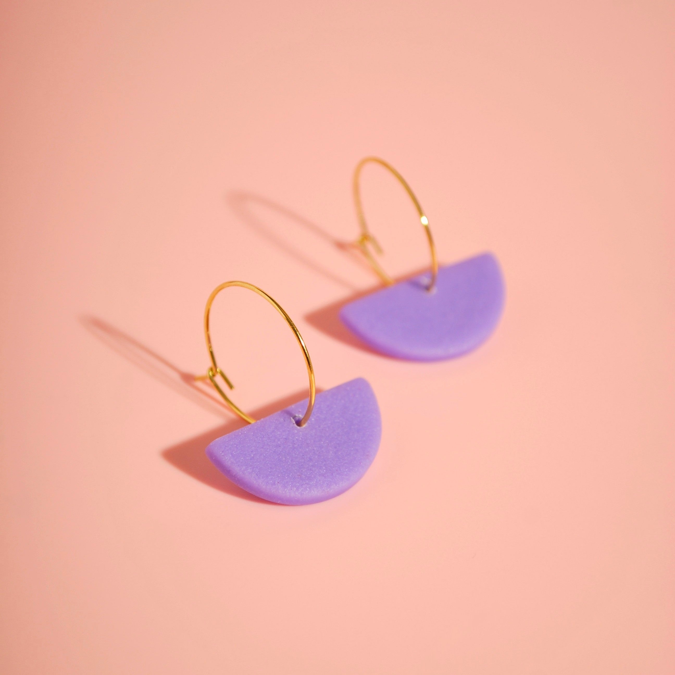 Bunte Creolen in Lila & Pink – handgefertigte Ohrringe mit Textur
