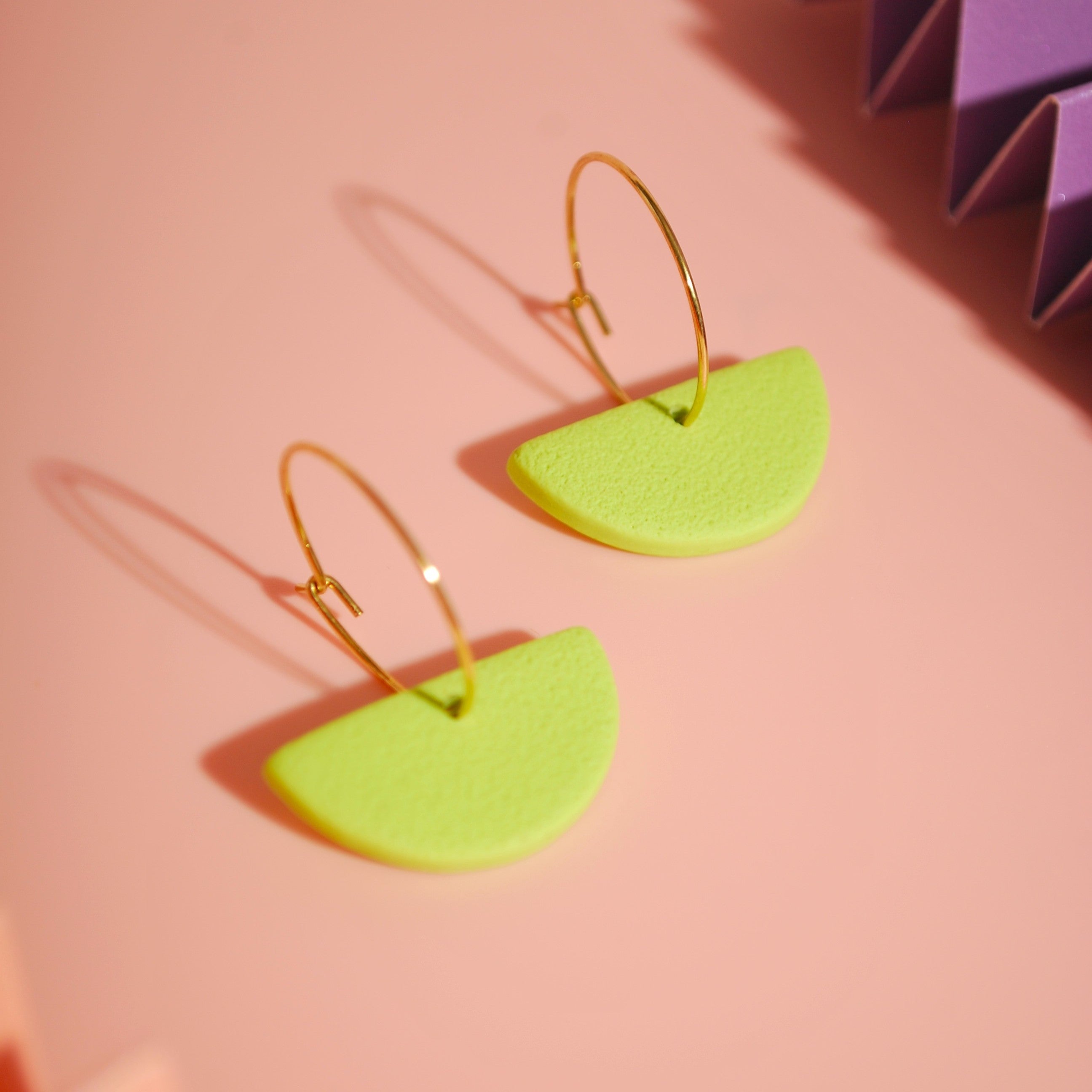 Leichte Creolen mit Textur in Zitrone Farbe – ideal für empfindliche Haut