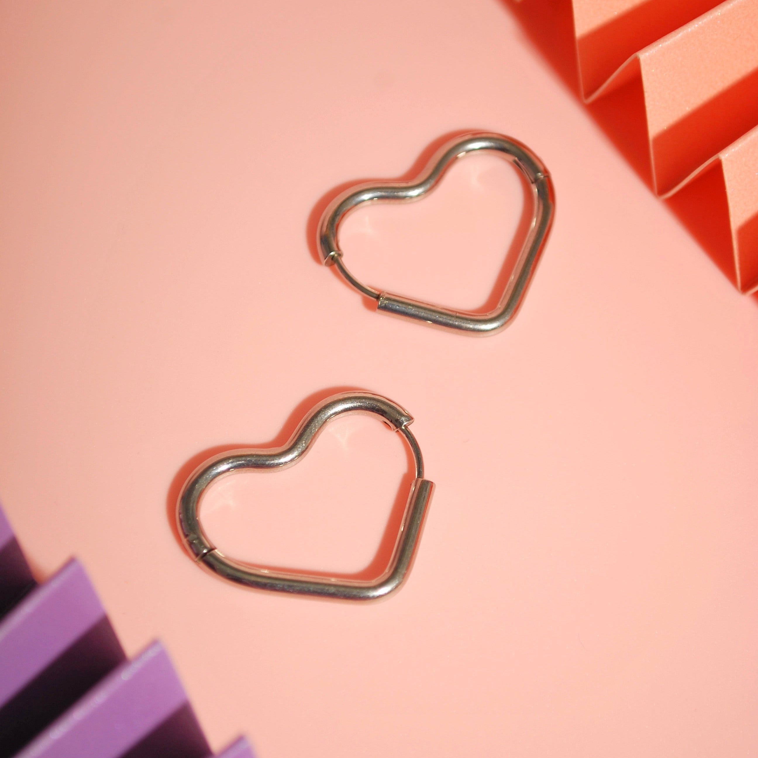 Silberne Herz-Ohrringe aus chirurgischem Edelstahl