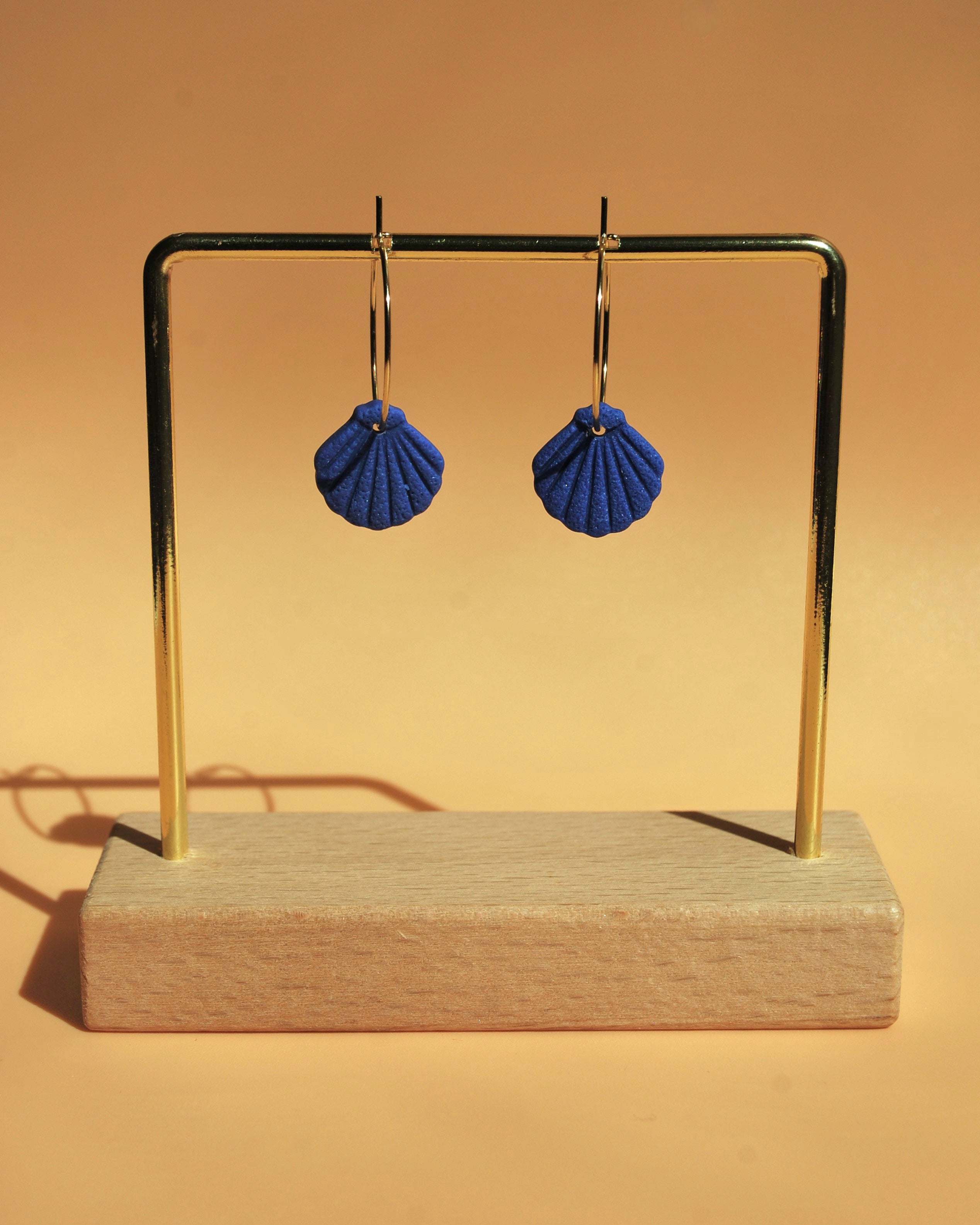 Blaue Creolen mit Muschel-Anhänger – handgefertigt & 18K vergoldet