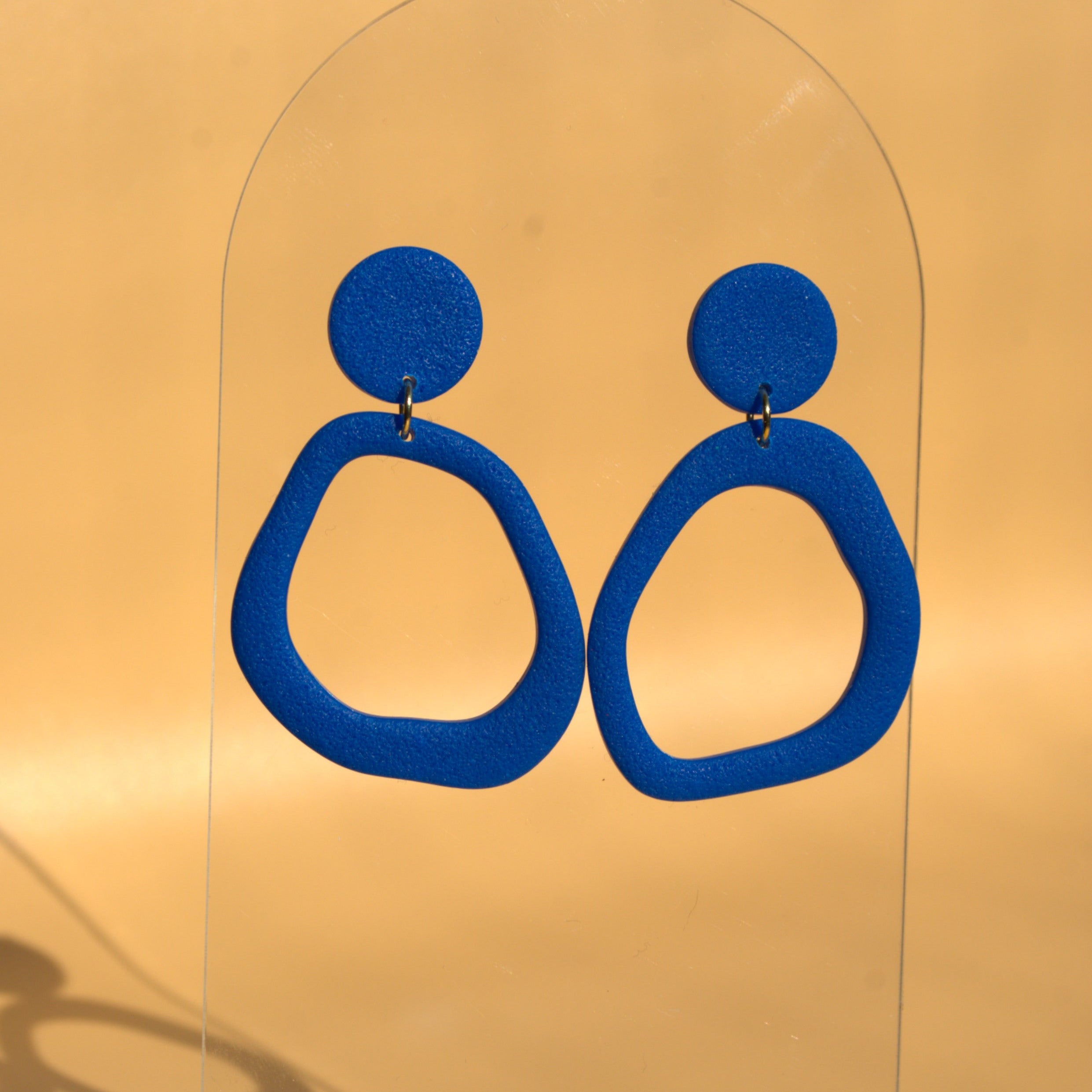 Ipanema – blaue Statement-Ohrringe mit 24K Vergoldung