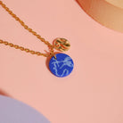 Handgemachte Halskette mit blauem Anhänger & Goldkette