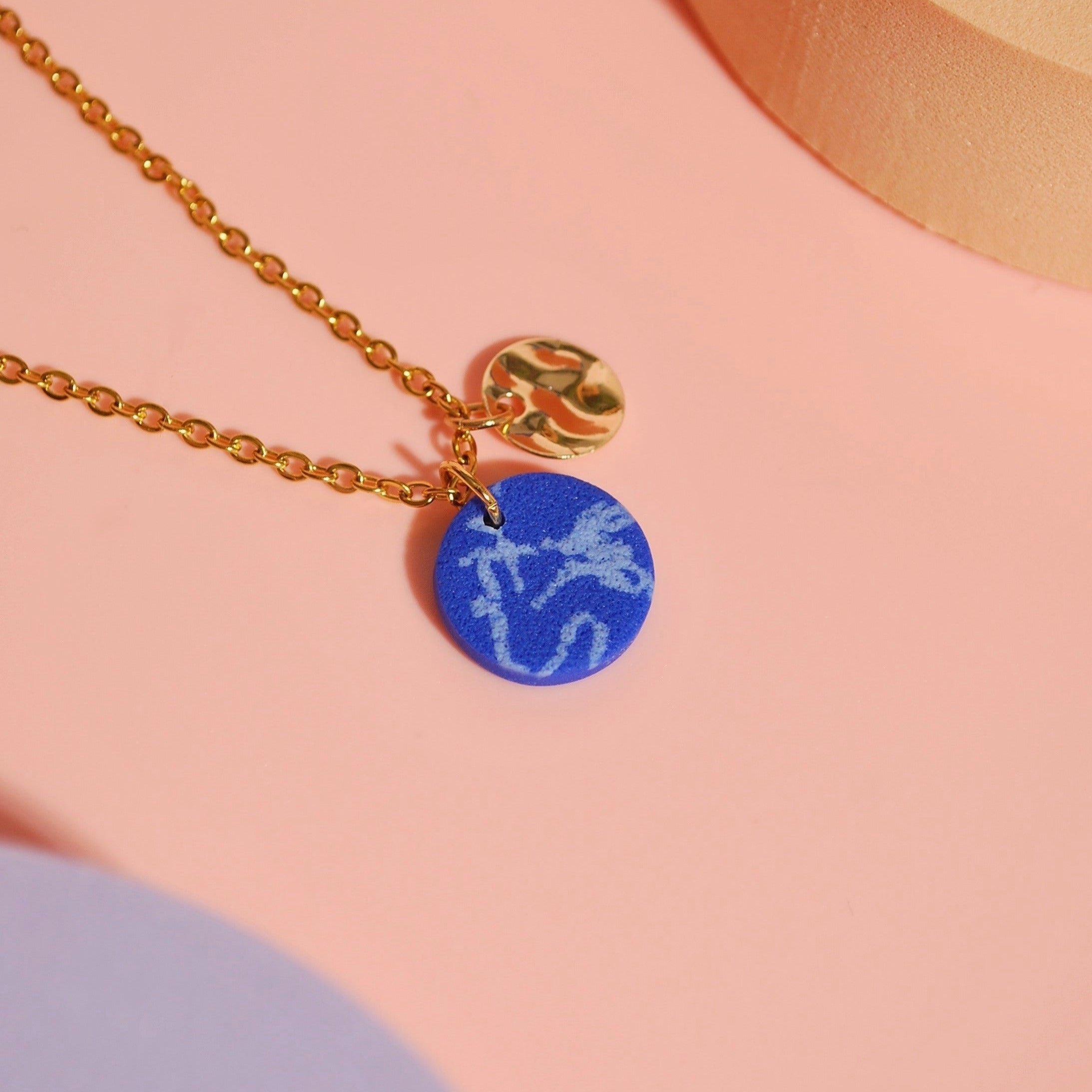 Handgemachte Halskette mit blauem Anhänger & Goldkette