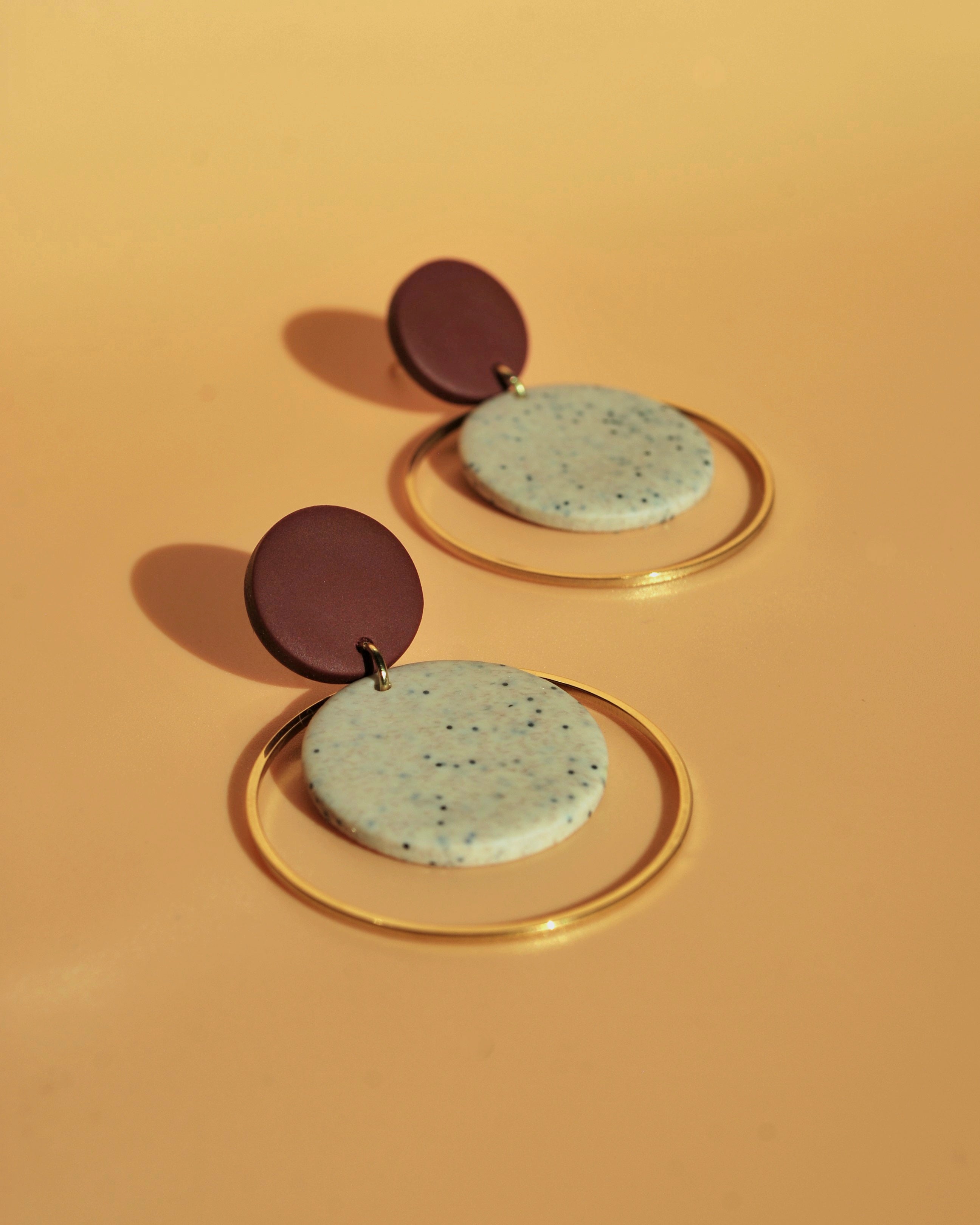 Handgemachte vergoldete Statement-Ohrringe – federleicht & elegant