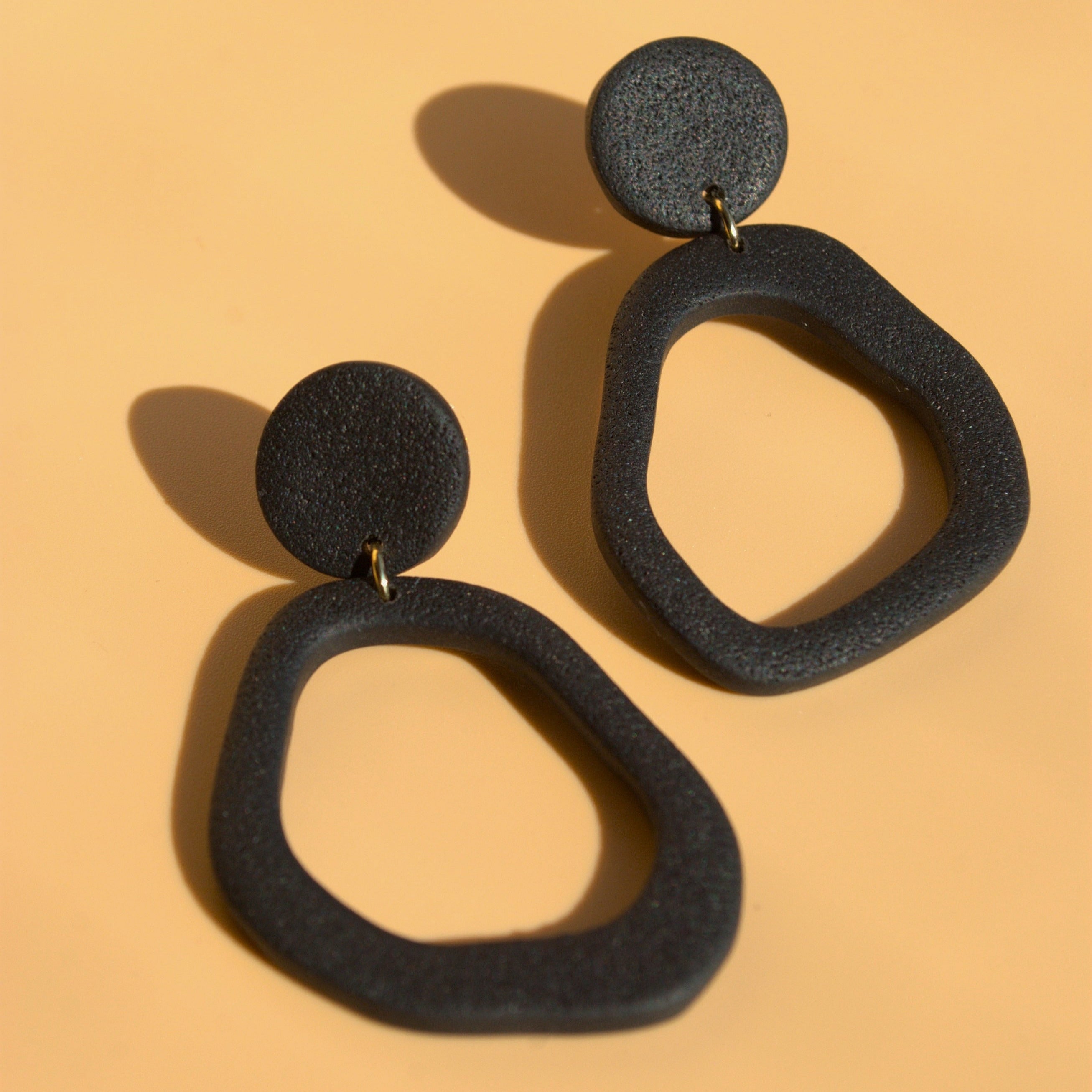 Federleichte Ohrringe mit 24K vergoldetem Chirurgenstahl