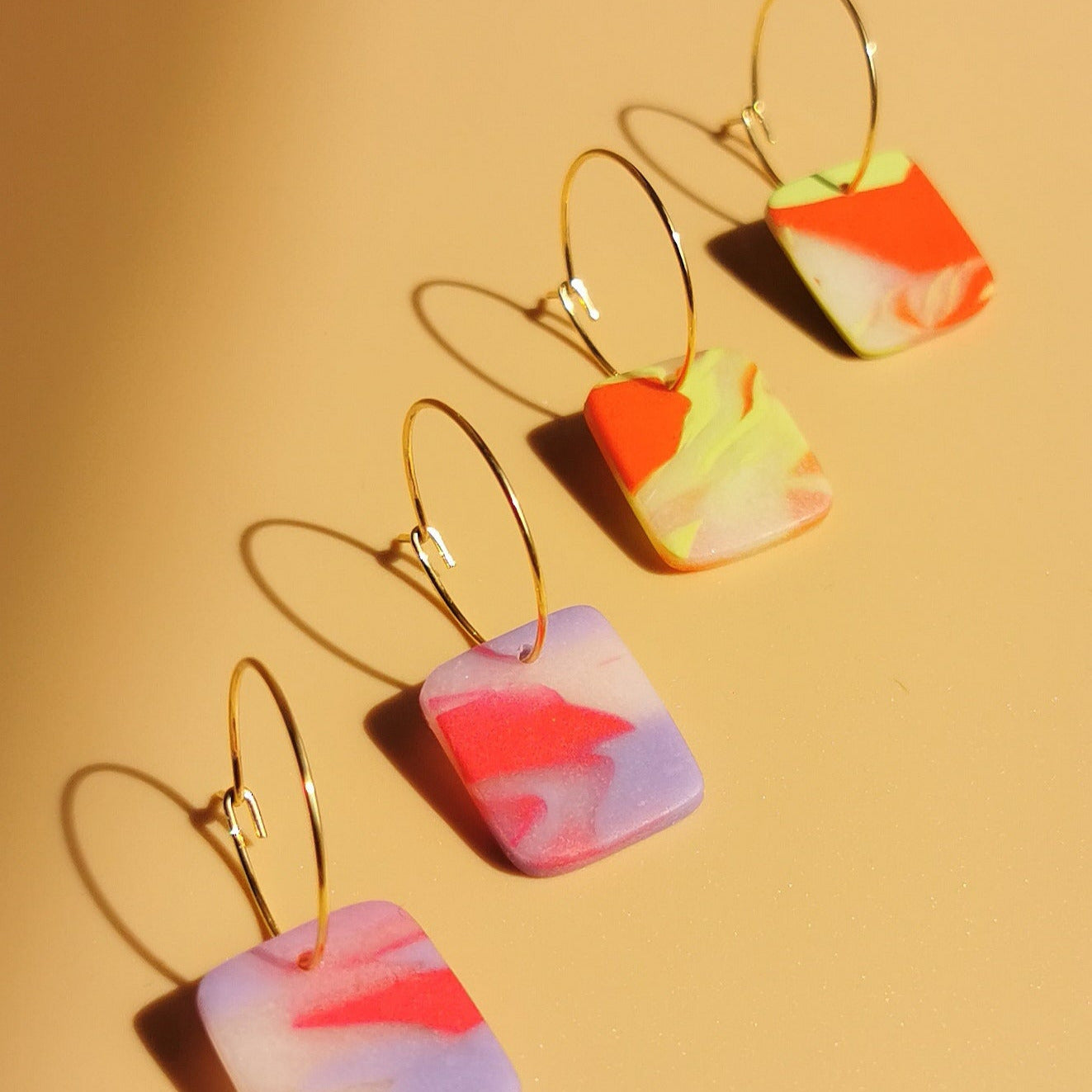 Bunte Creolen mit 18K Vergoldung – handgefertigt & leicht