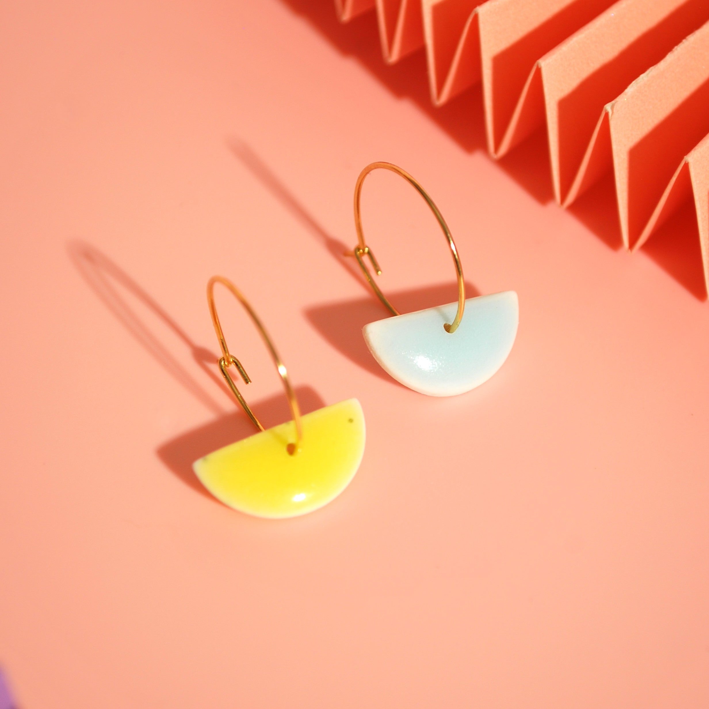 Ohrschmuck in Hellblau oder Gelb – ideal für empfindliche Haut