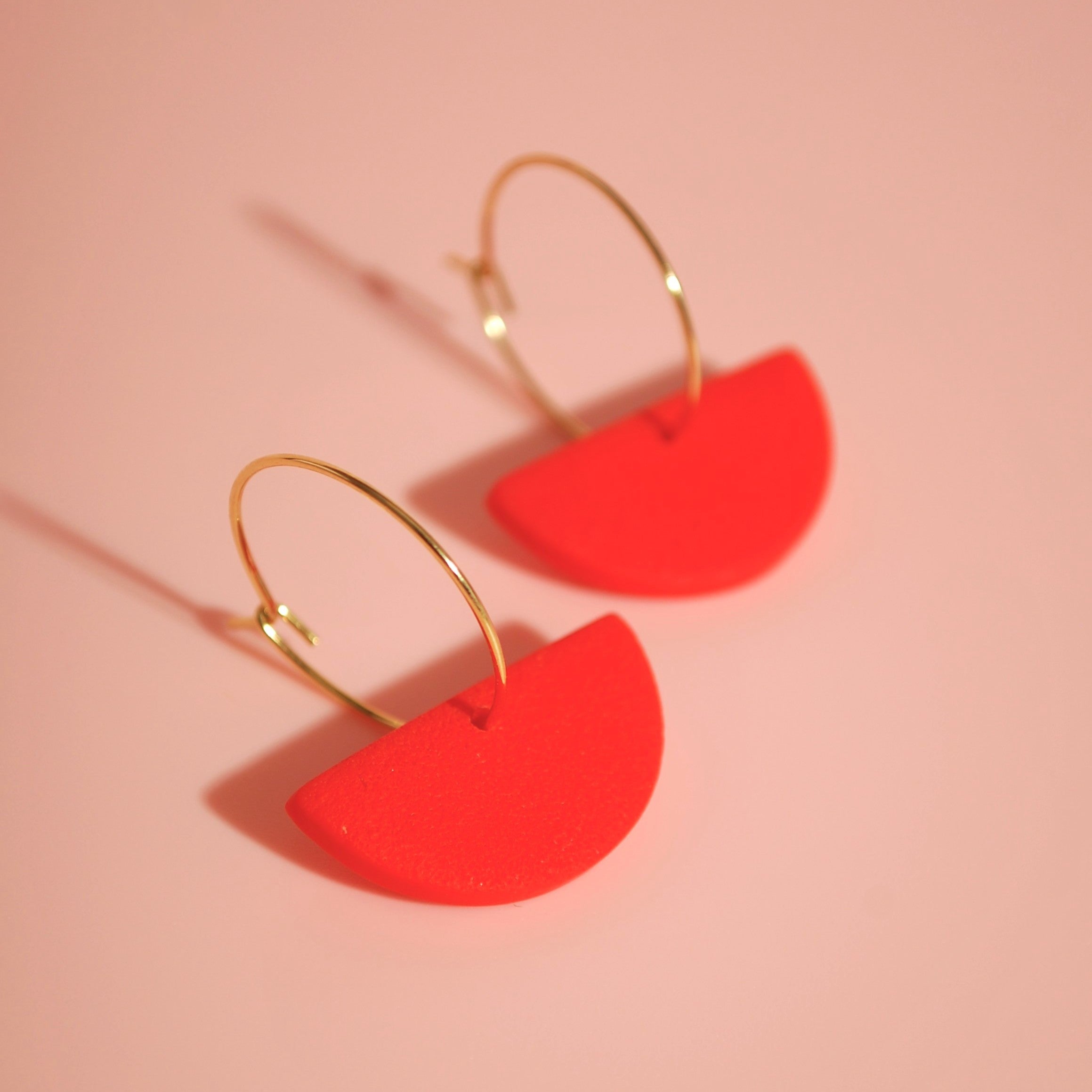 Farbige Statement-Creolen – stylische Ohrringe für Sommer-Outfits