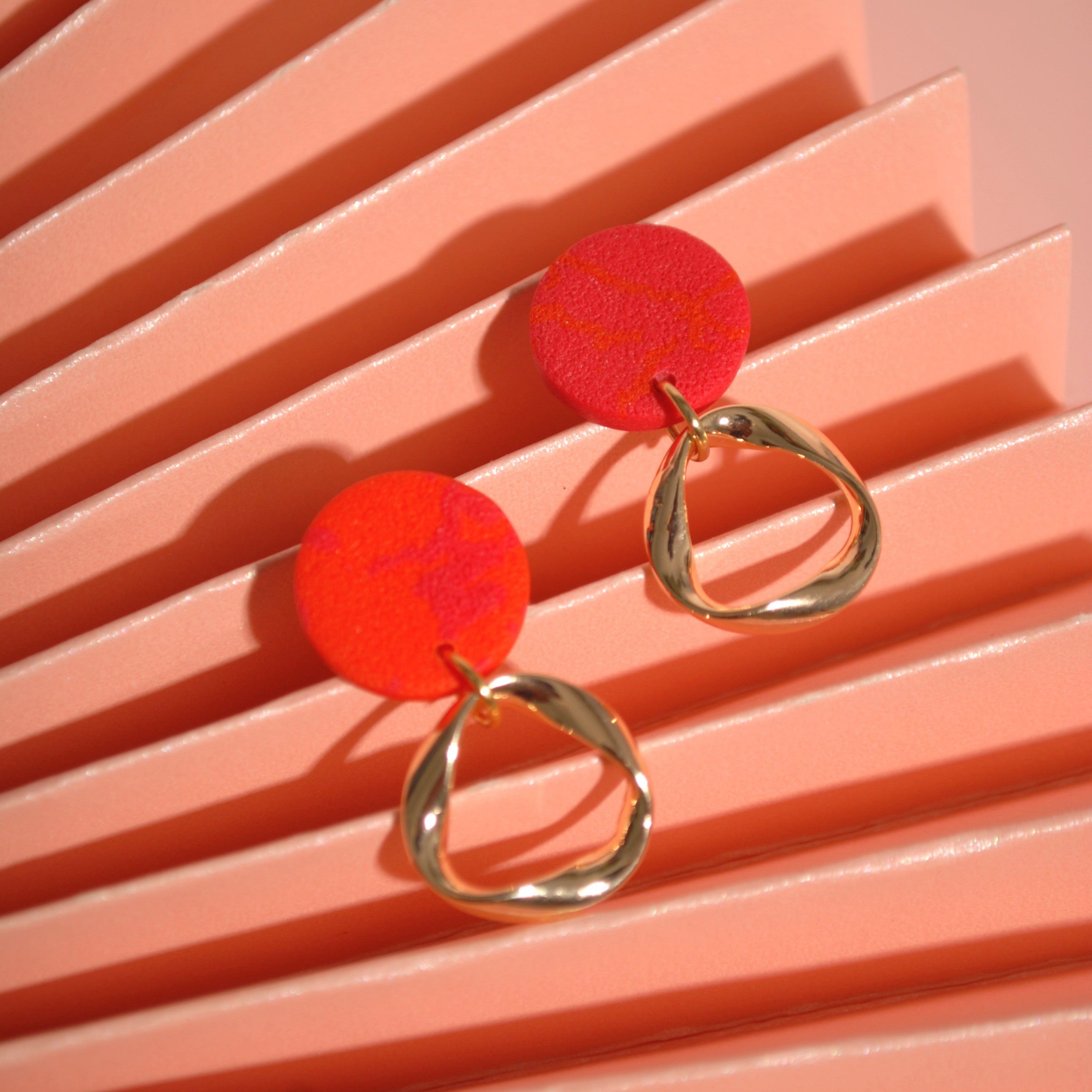 Linda – bunte Statement-Ohrstecker mit 24K Vergoldung