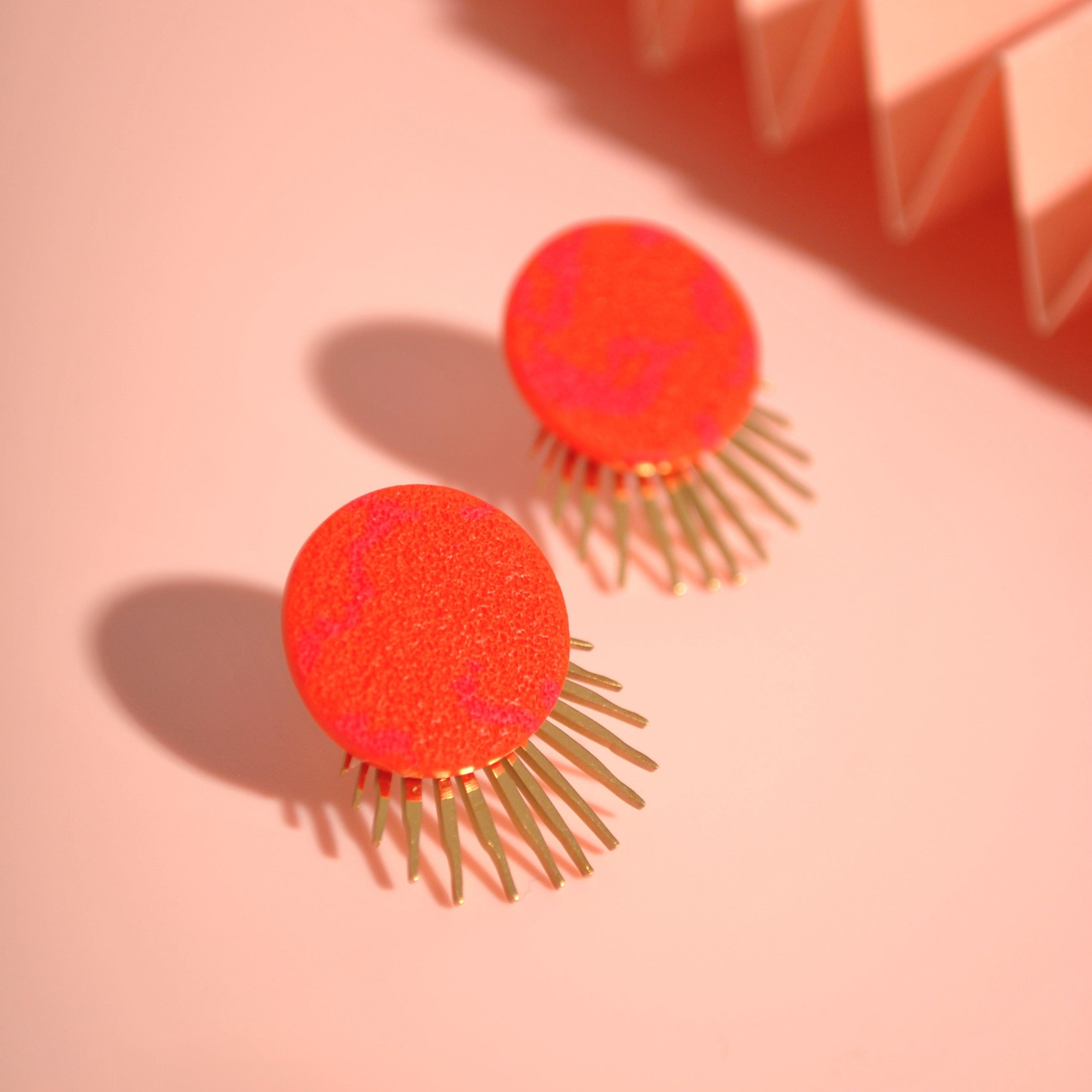 Goldene Ohrstecker aus Chirurgenstahl – leicht & hautfreundlich - Orange