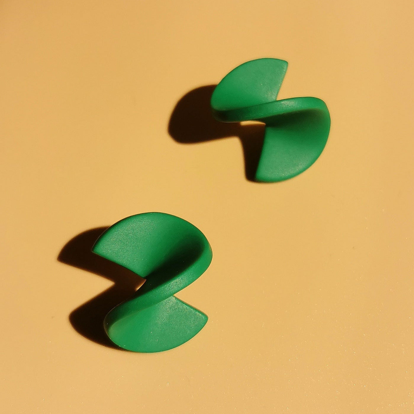 Bunte Stecker aus Polymer Clay – mit 24K vergoldetem Chirurgenstahl