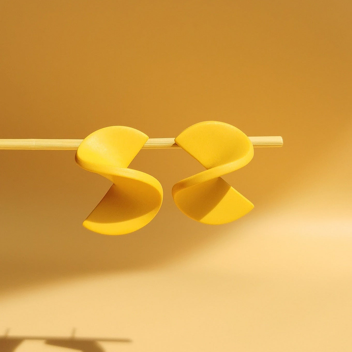 Leichte Ohrstecker mit kraftvollen Farben – handmade Schmuck