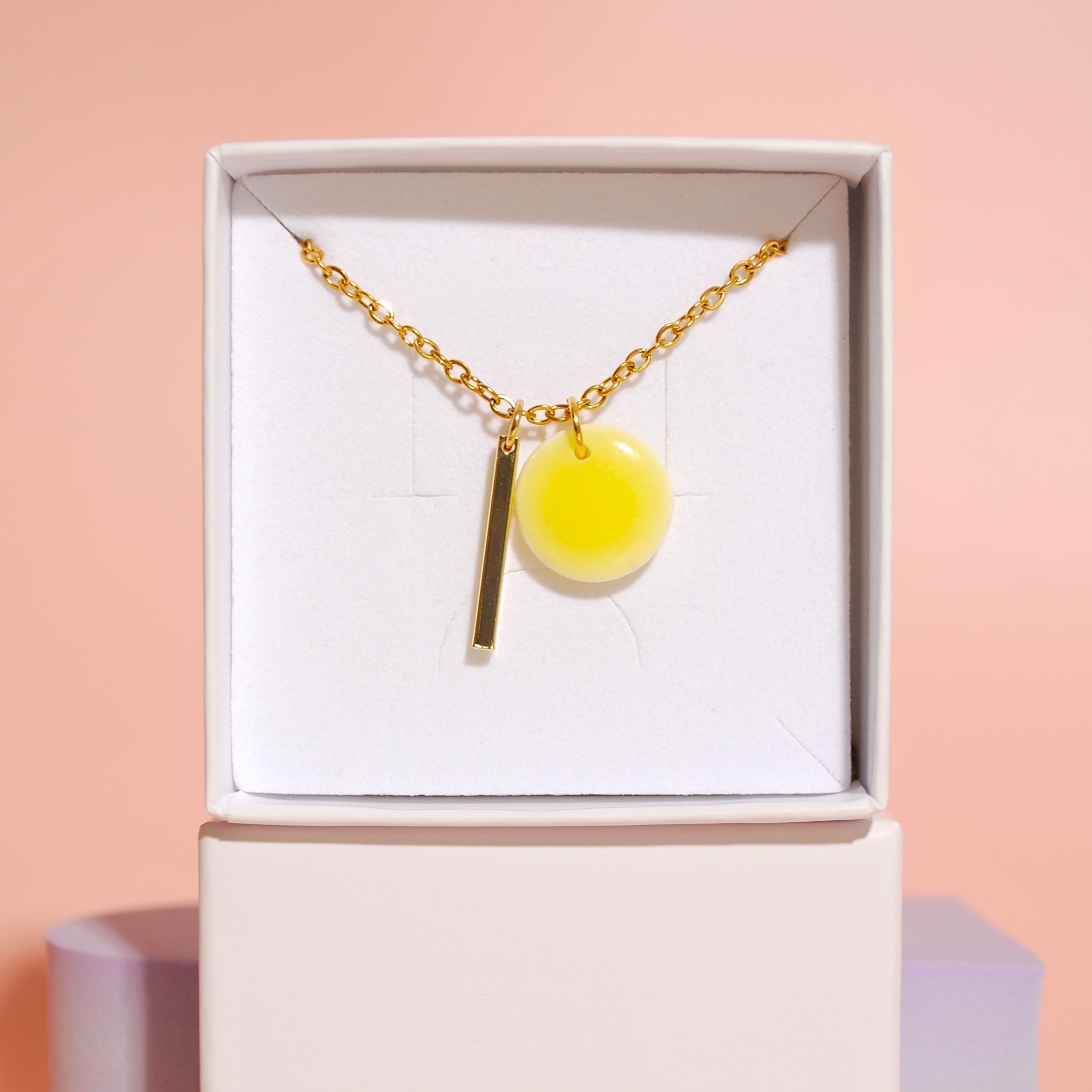 Geschenkverpackte Kette mit sonnengelbem Anhänger