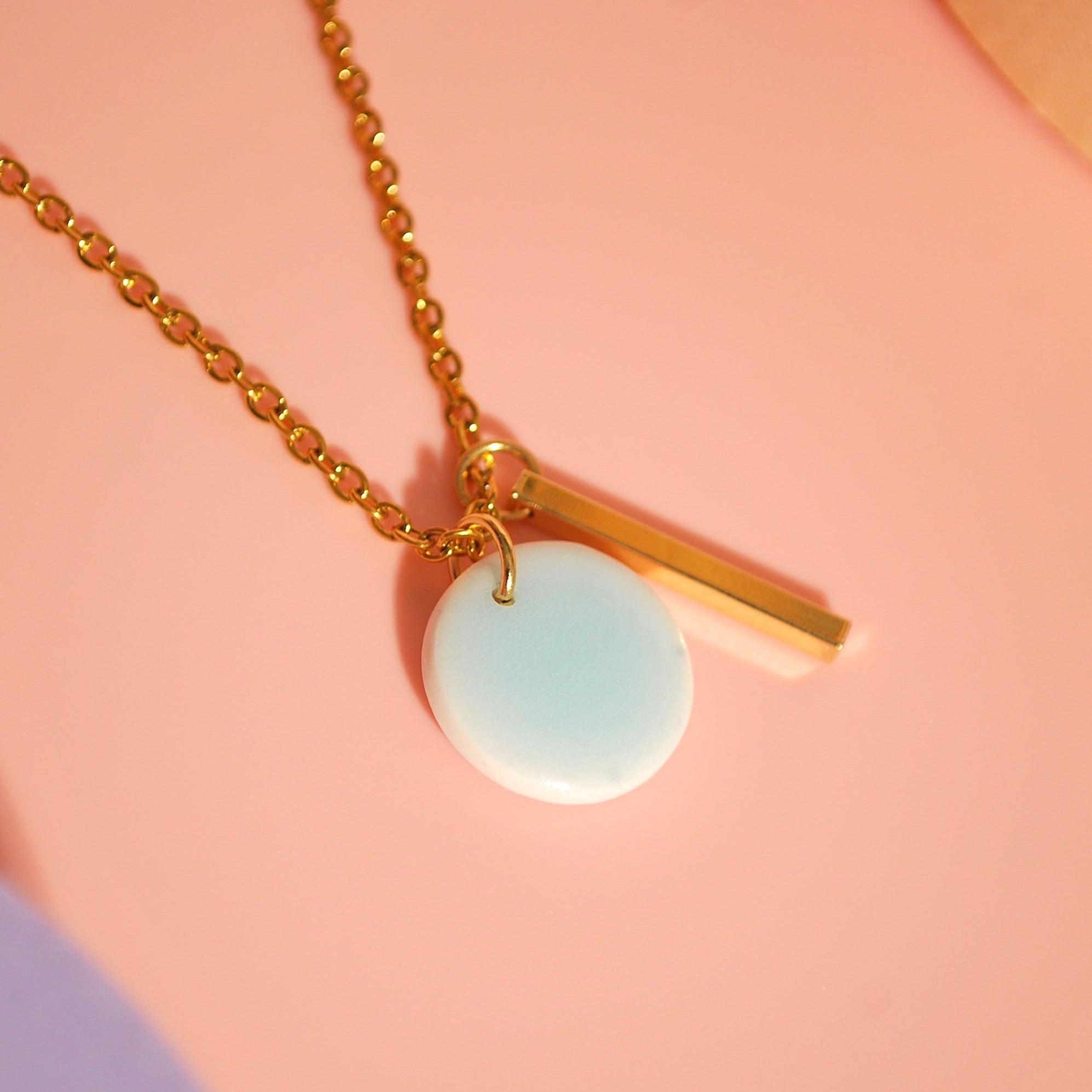 Zarte Halskette mit hellblauem Polymer Clay Anhänger