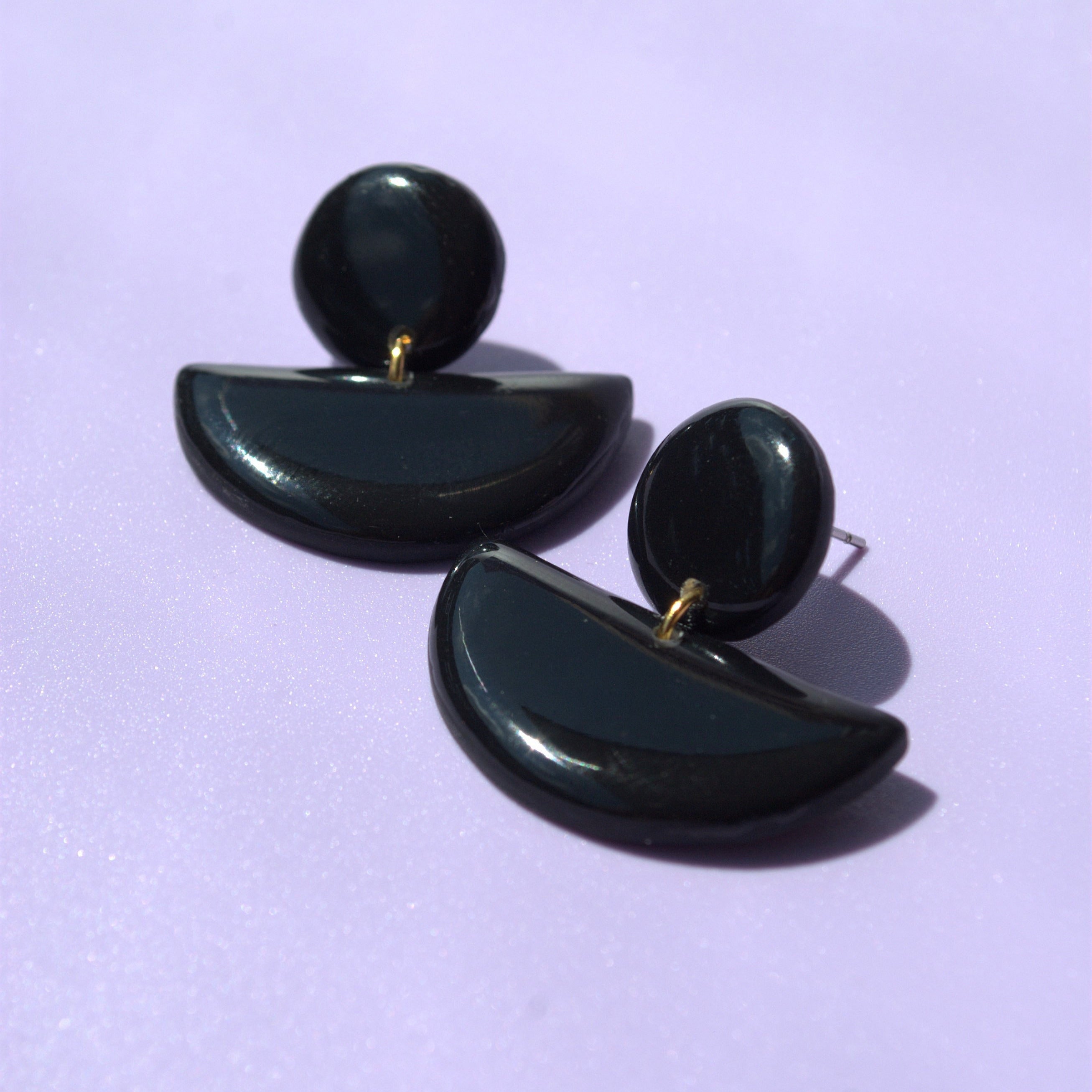 Handgemachte Statement-Ohrringe in Schwarz – minimalistisch & elegant