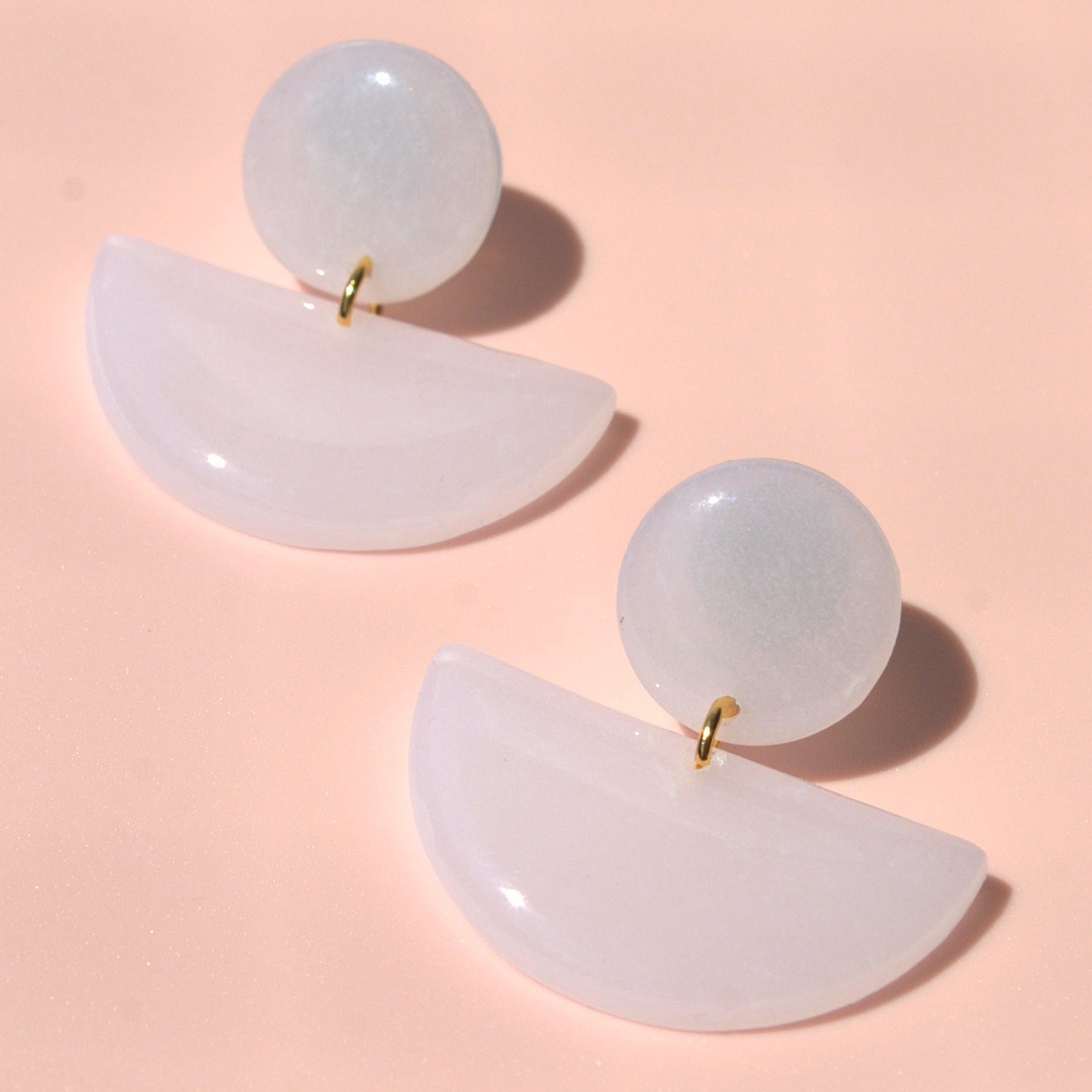 Cindy – Retro Ohrringe in Weiß mit 24K Vergoldung