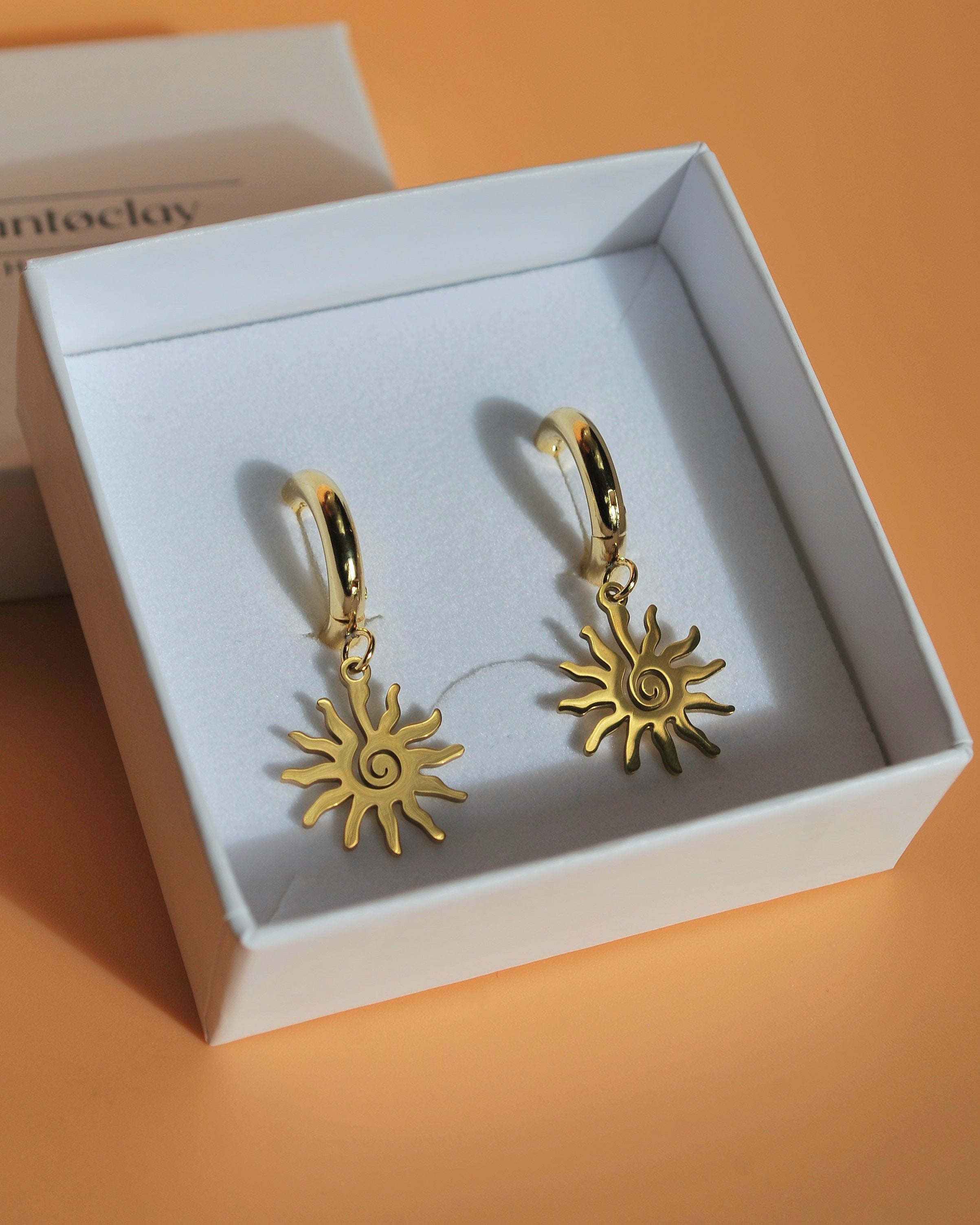 Goldene Creolen mit Sonnenanhänger – handgefertigt, leicht & stilvoll von Santoclay Handmade