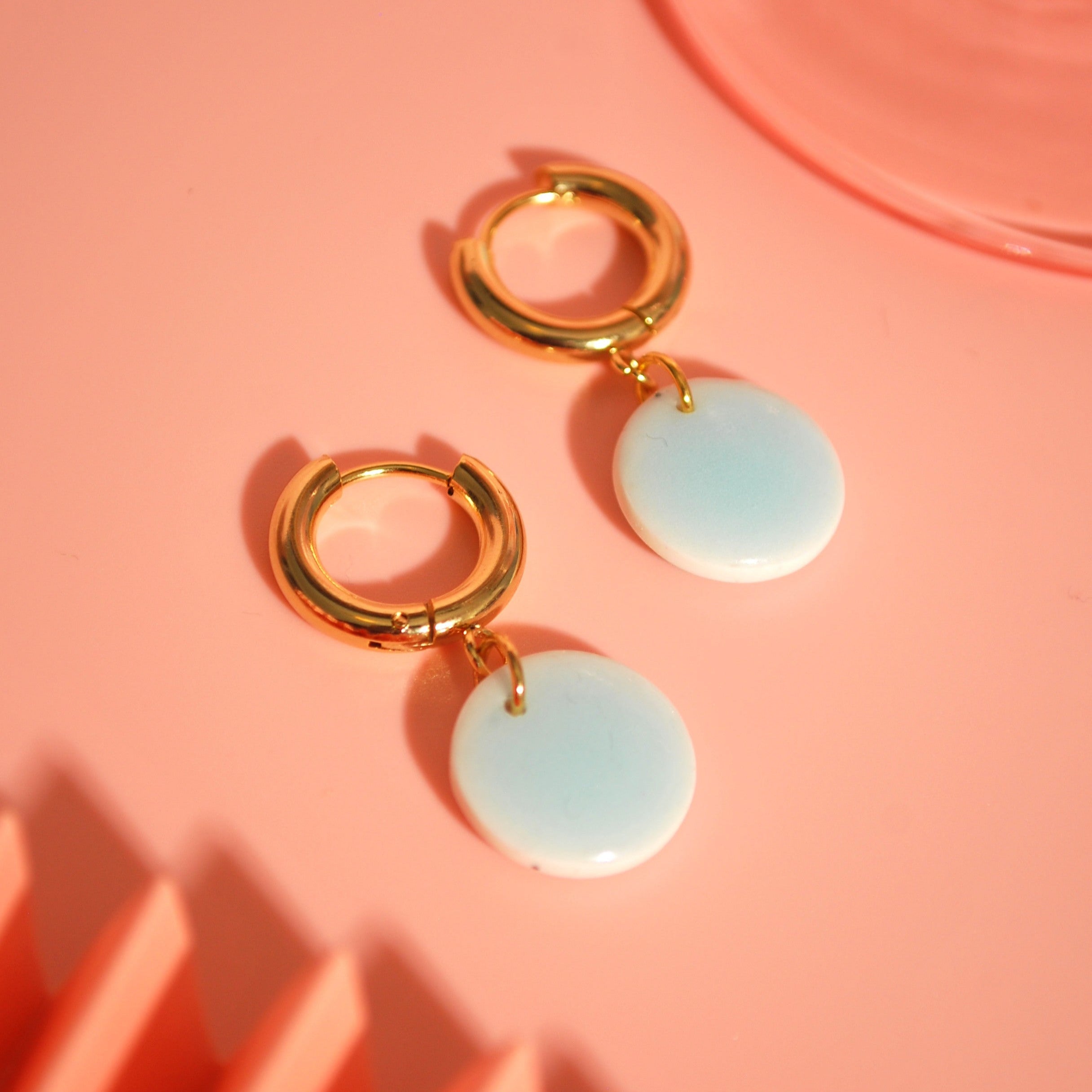 Creolen mit hellblauem Polymer Clay Anhänger – handmade