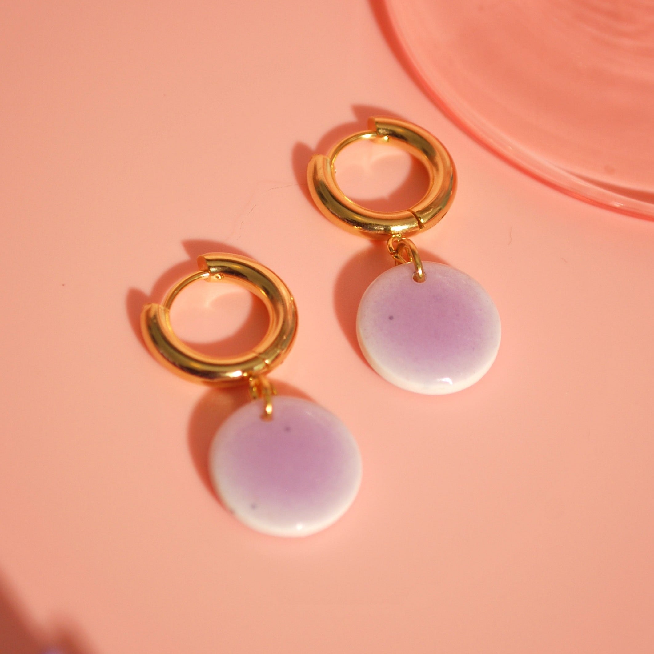 Handgemachte Creolen mit lavendelfarbenem Anhänger aus Polymer Clay