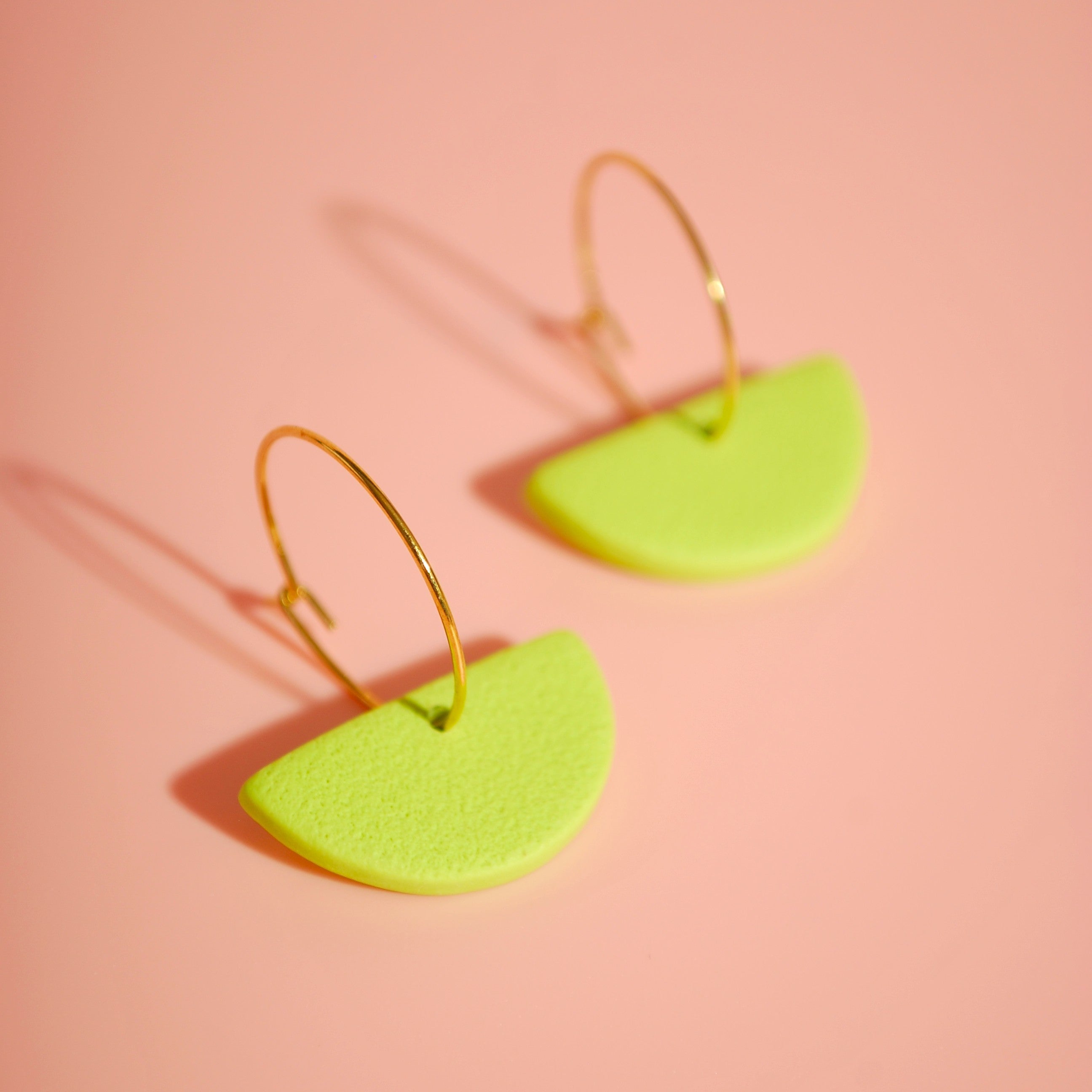 Einzigartige Creolen aus Polymerton– handgefertigt & federleicht