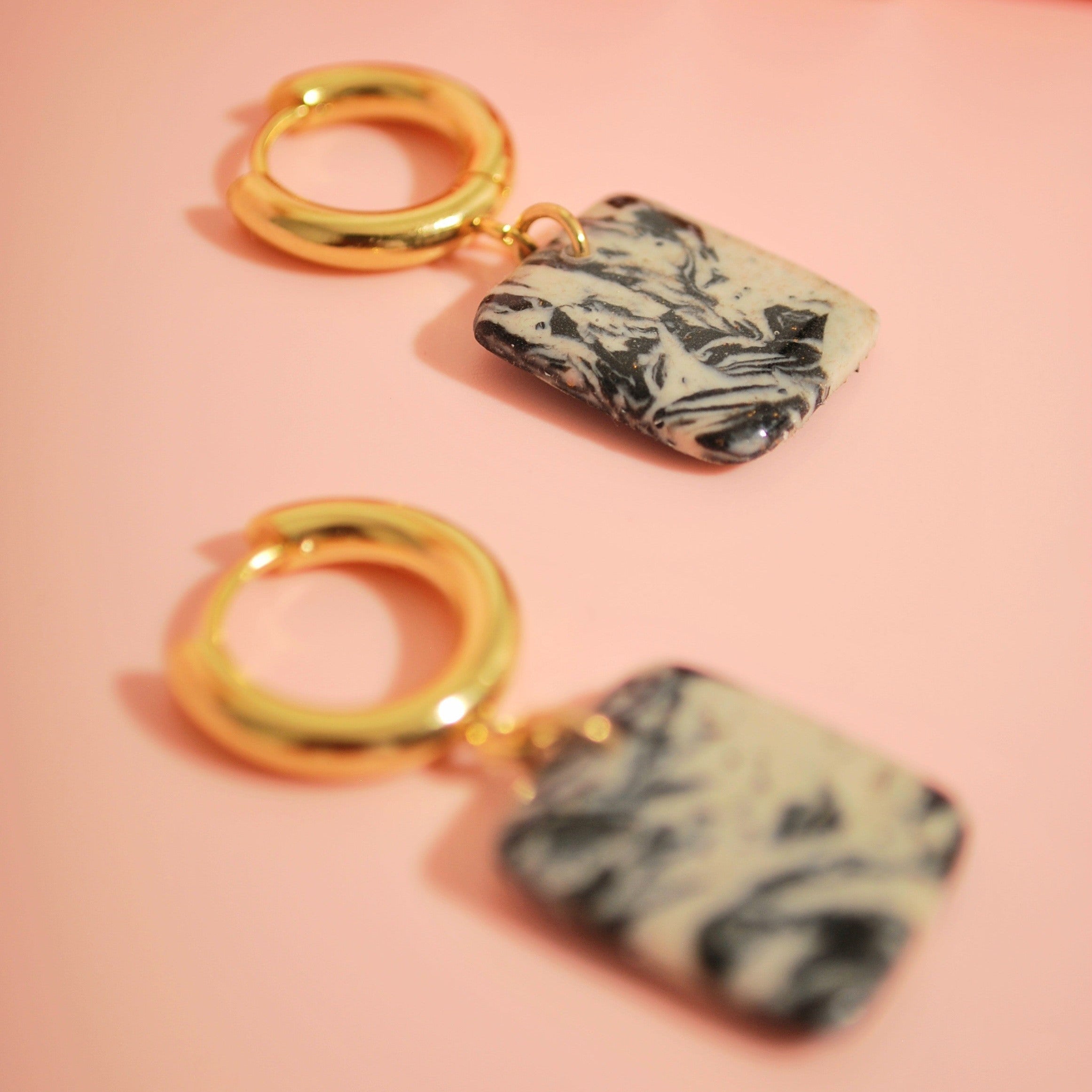 Creolen in Marmoroptik – 24K vergoldet & handgefertigt