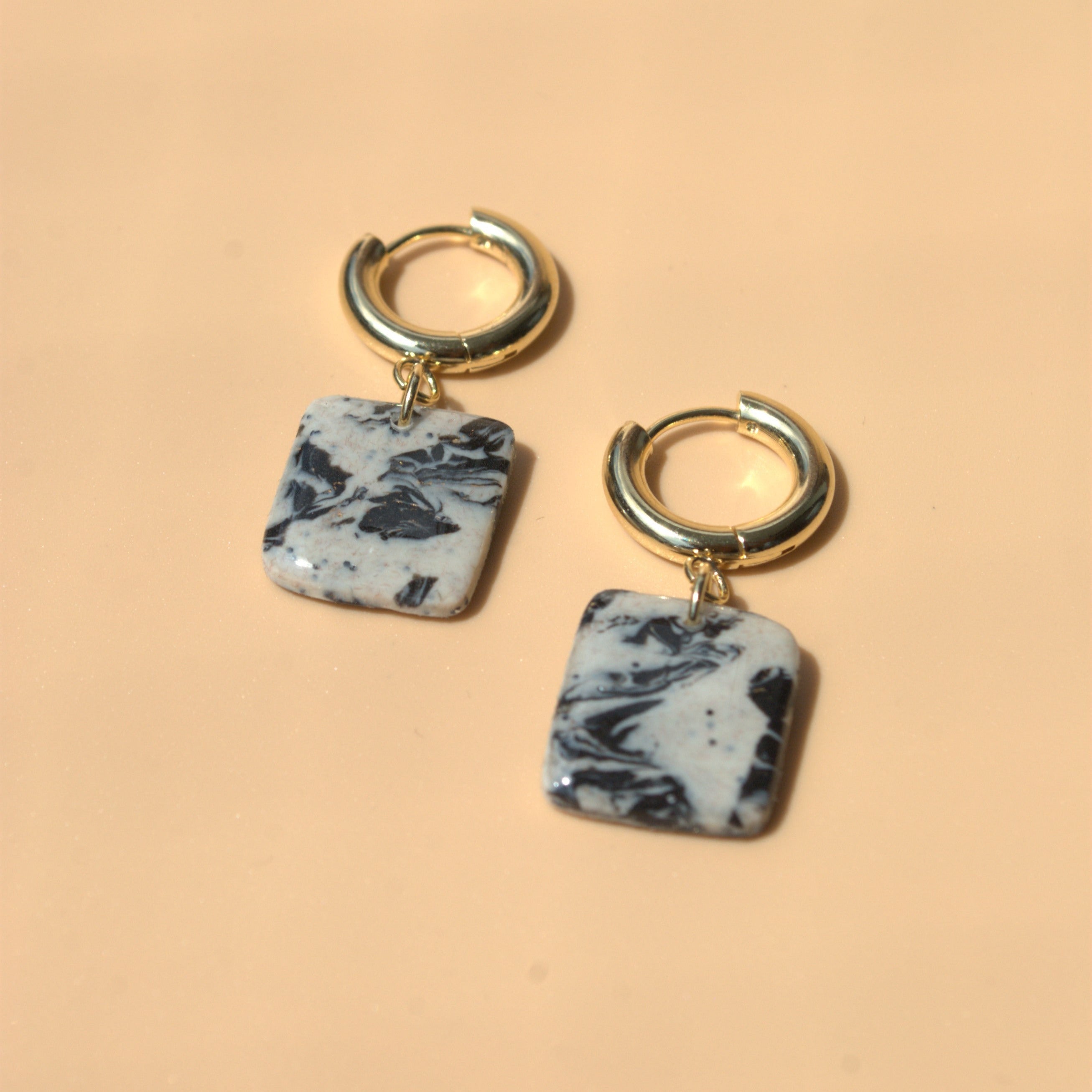 Creolen in Marmoroptik – 24K vergoldet & handgefertigt