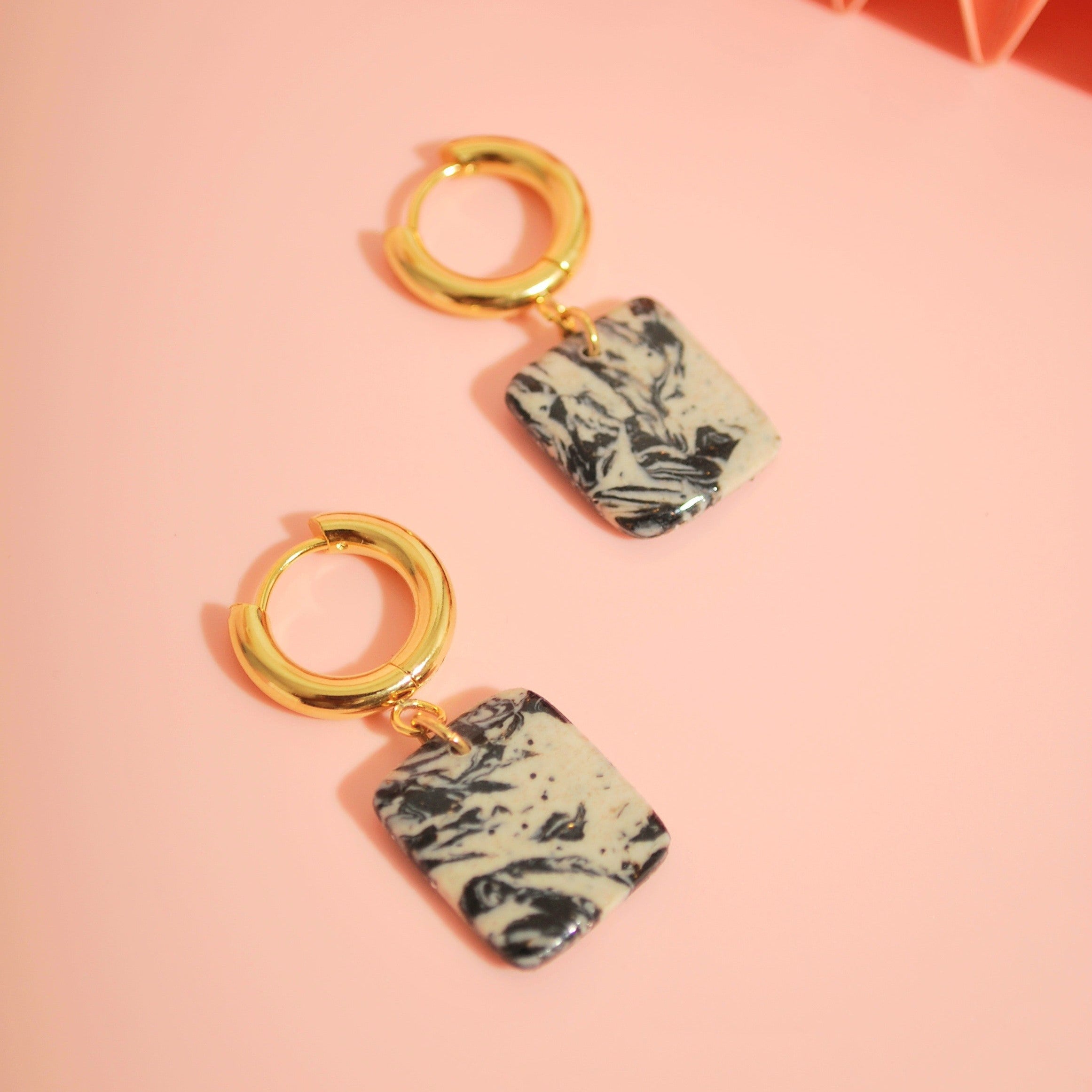 Federleichte Creolen mit strukturierter Marmoroptik