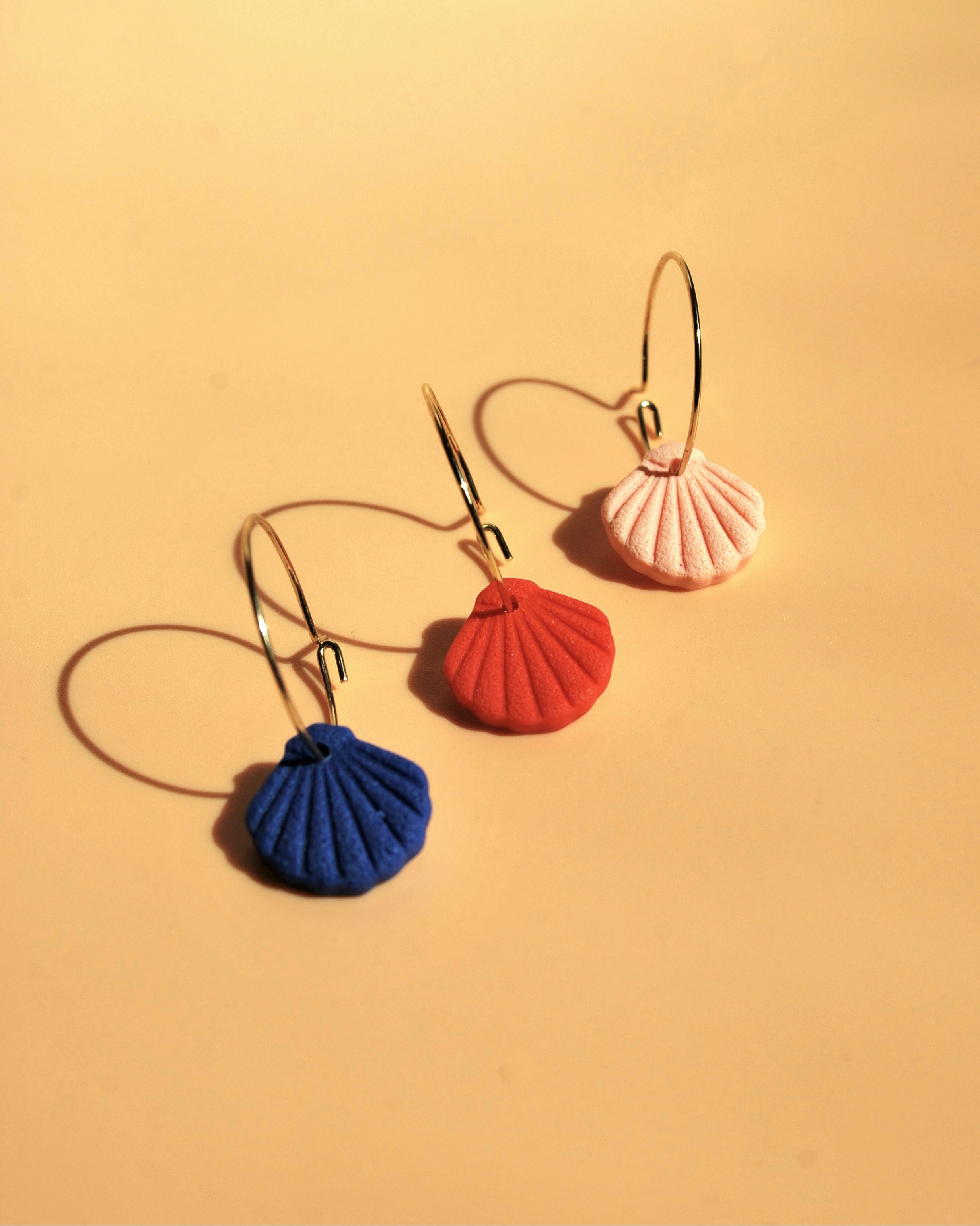 Creolen mit Muschel-Anhänger – handgefertigt & 18K vergoldet