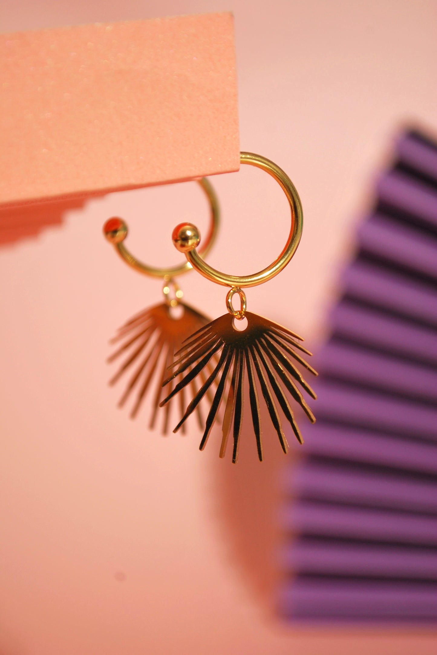 Sunshine – vergoldete Statement-Creolen mit Struktur