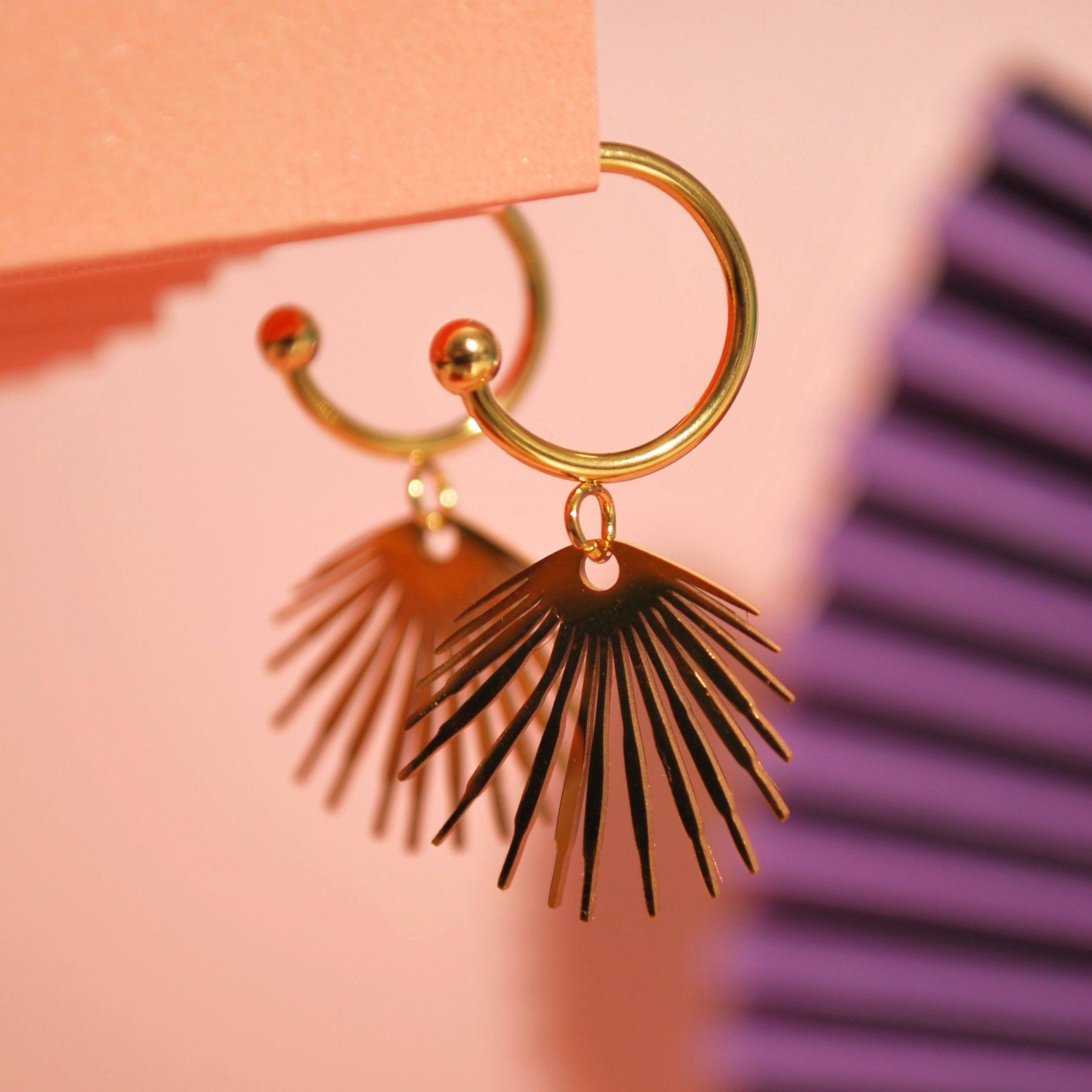 Sunshine – vergoldete Statement-Creolen mit Struktur