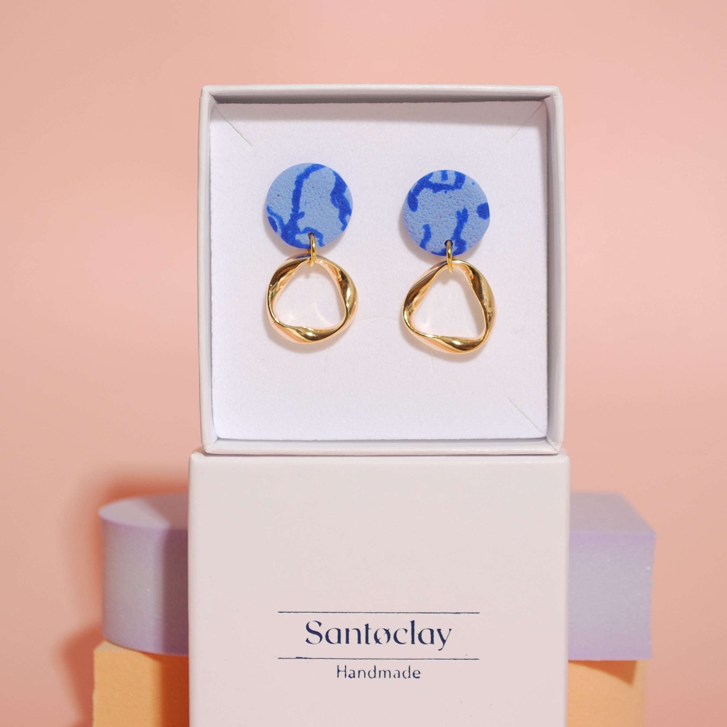 Blaue Ohrringe mit goldenen Details – ideal für empfindliche Haut