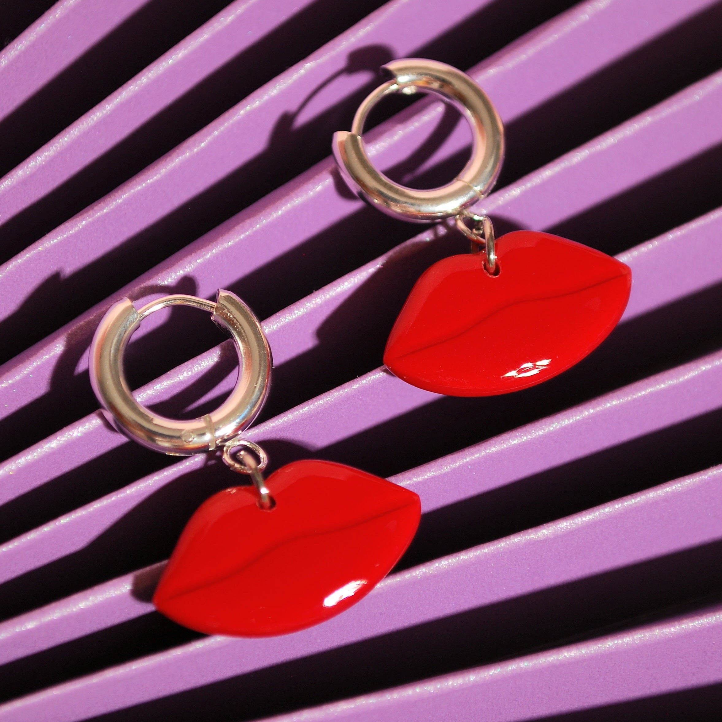 Red Kiss Creolen aus Edelstahl mit roten Lippenanhängern