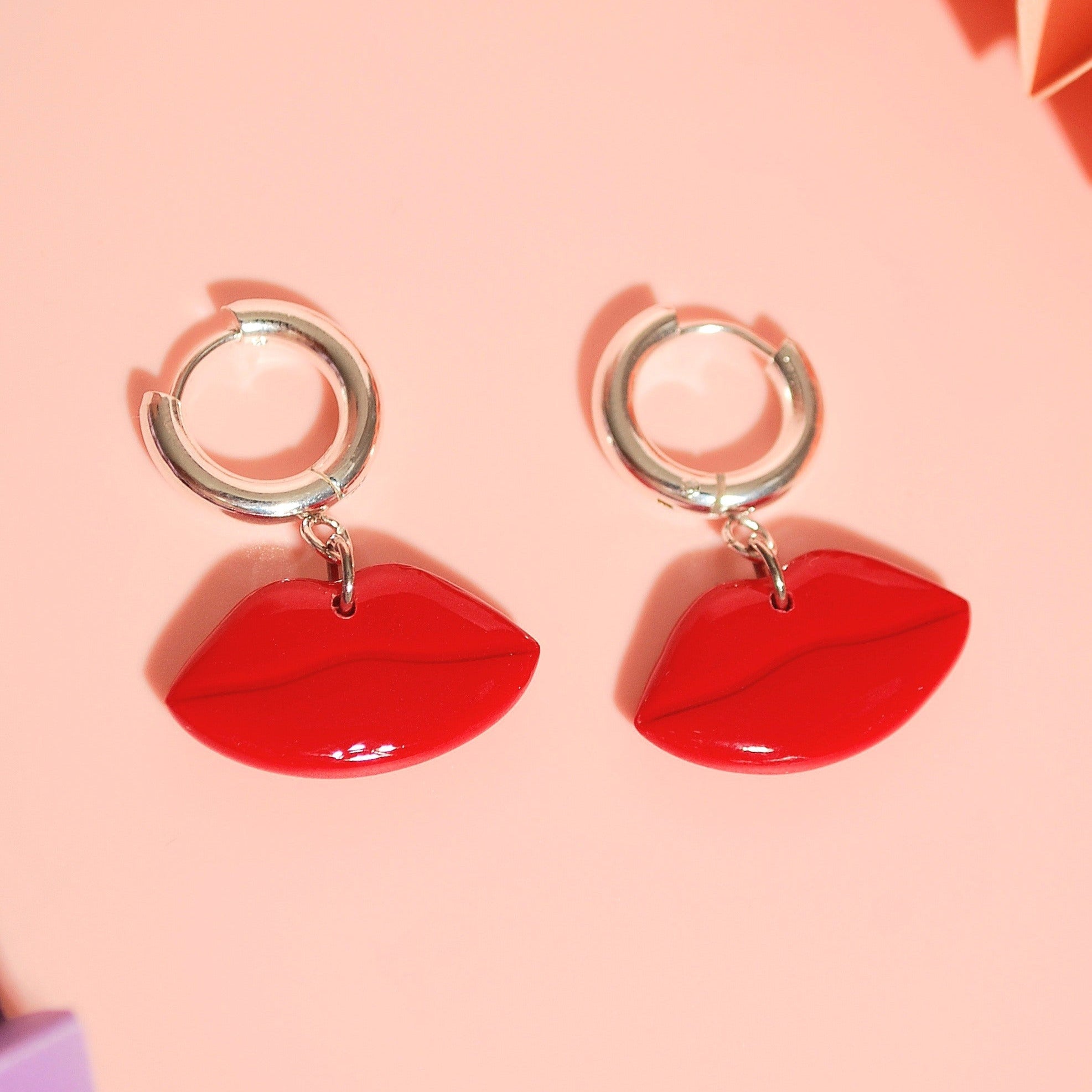 Rote Polymer-Clay Lippen an silberne Creolen