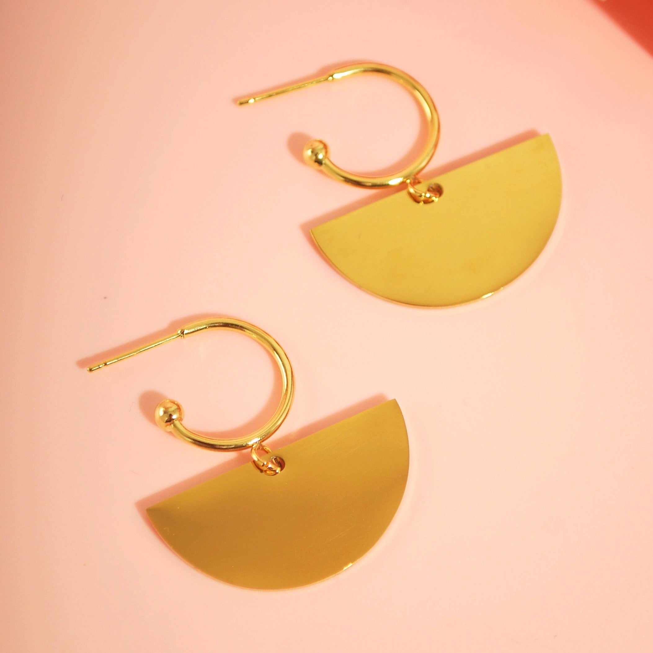 Bold Statement Ohrringe mit urbanem Design