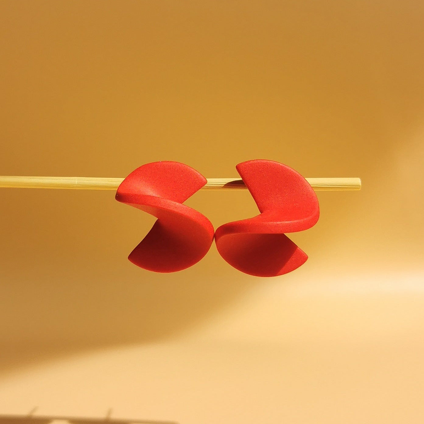 Santoclay Ohrstecker in Spiralform – rot-gelb & hautfreundlich