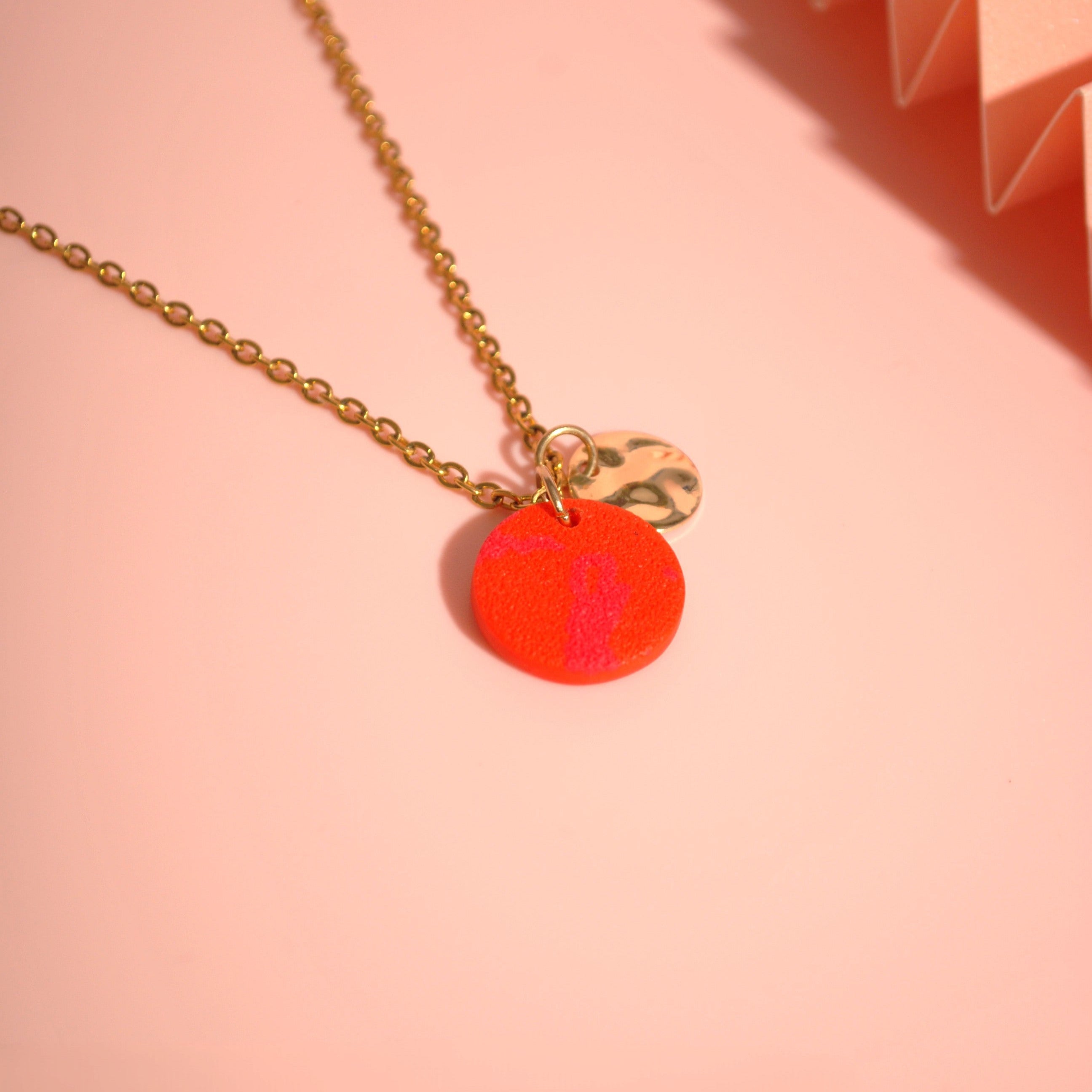 Handgemachte Halskette in Orange mit Anhänger aus Polymer Clay