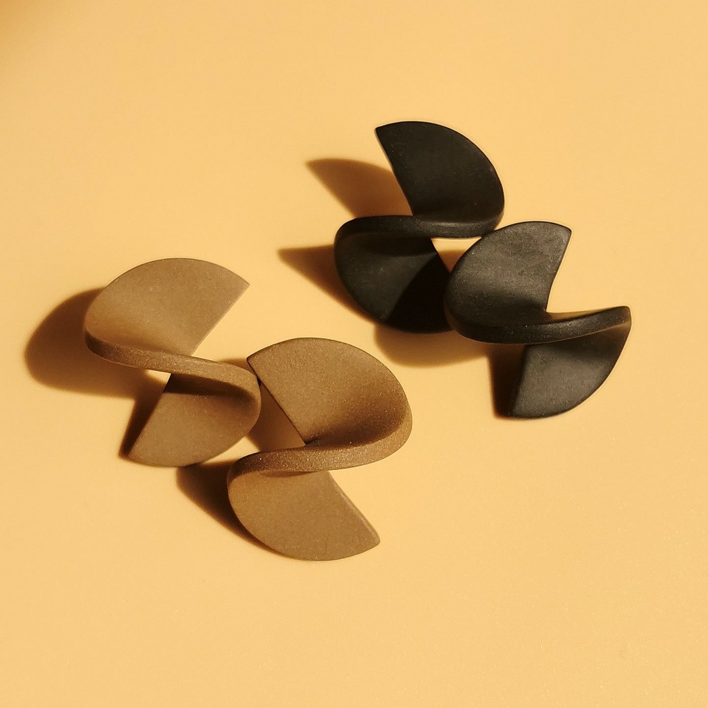 Santoclay Statement-Ohrstecker mit organischer Drehung