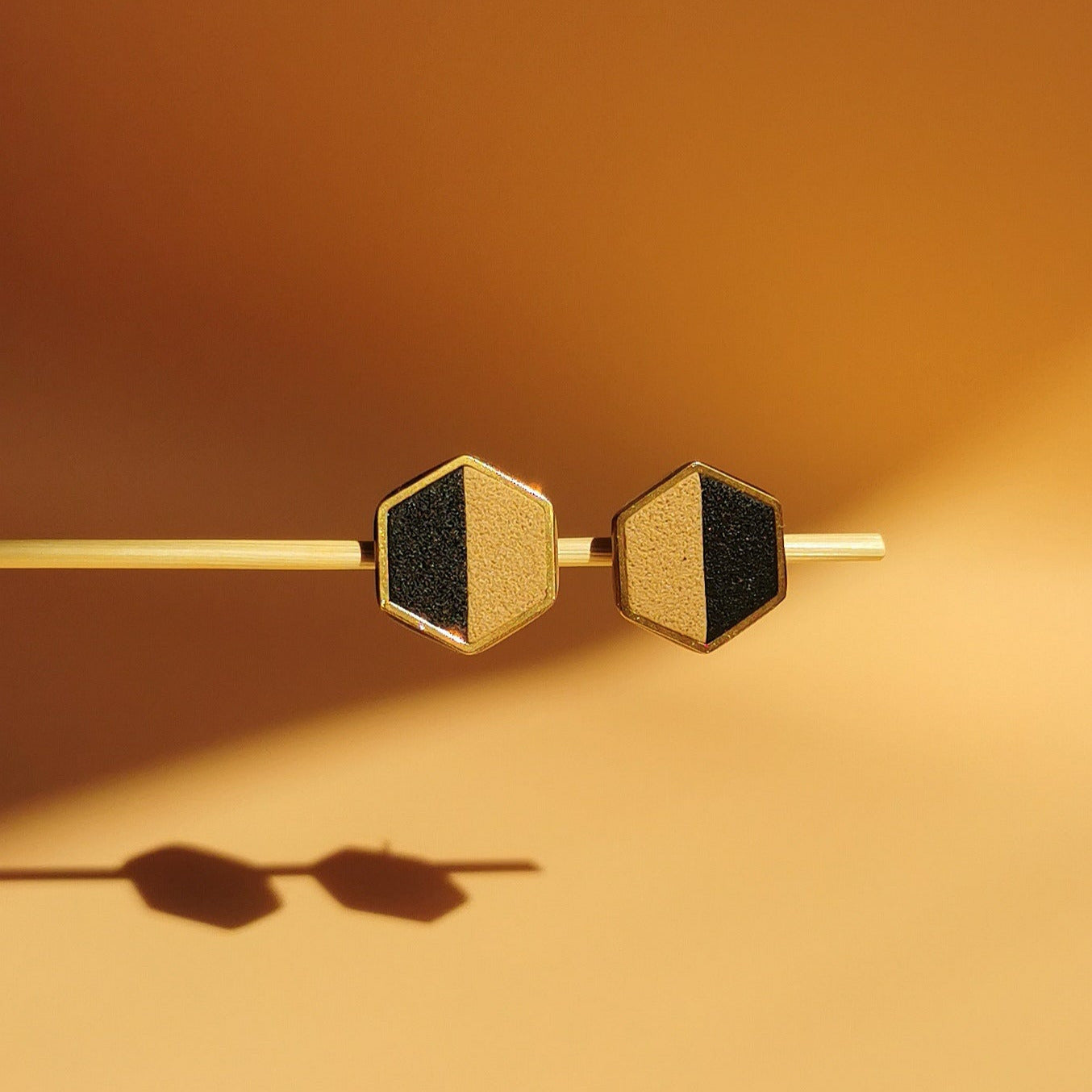 Handgemachte geometrische Ohrstecker – leicht & hautfreundlich