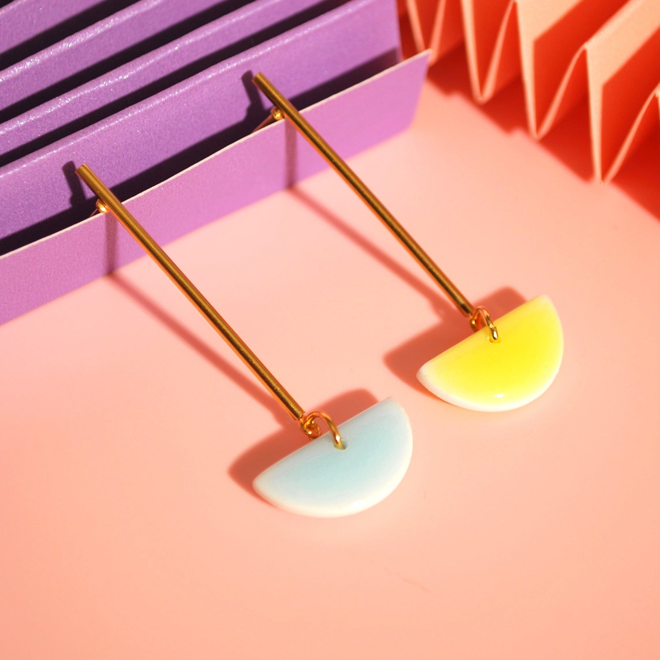 Pastellfarbene Ohrringe mit Halbkreis-Anhänger in Blau oder Gelb