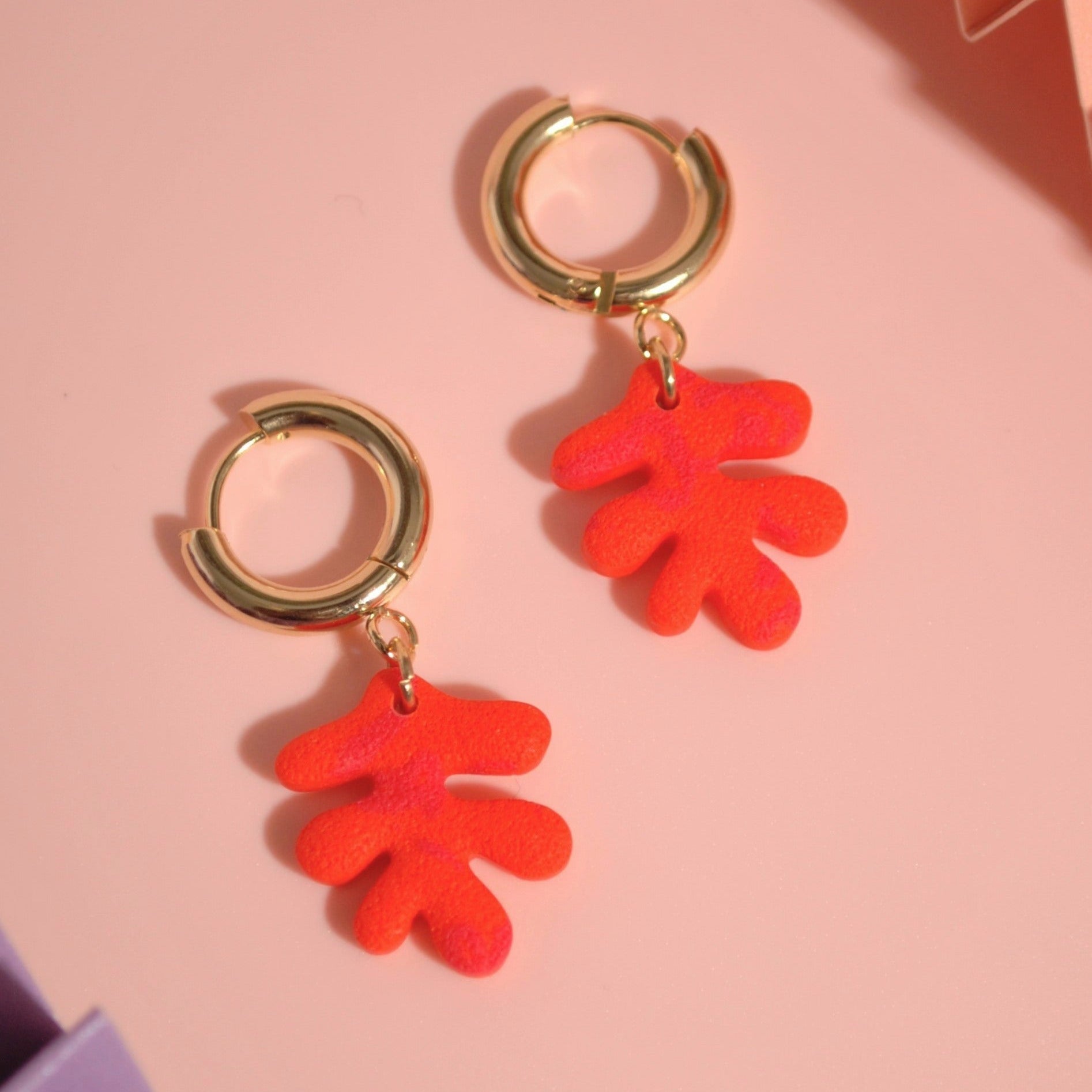 Handgefertigte Creolen mit Korallenstruktur – Orange-leicht & elegant