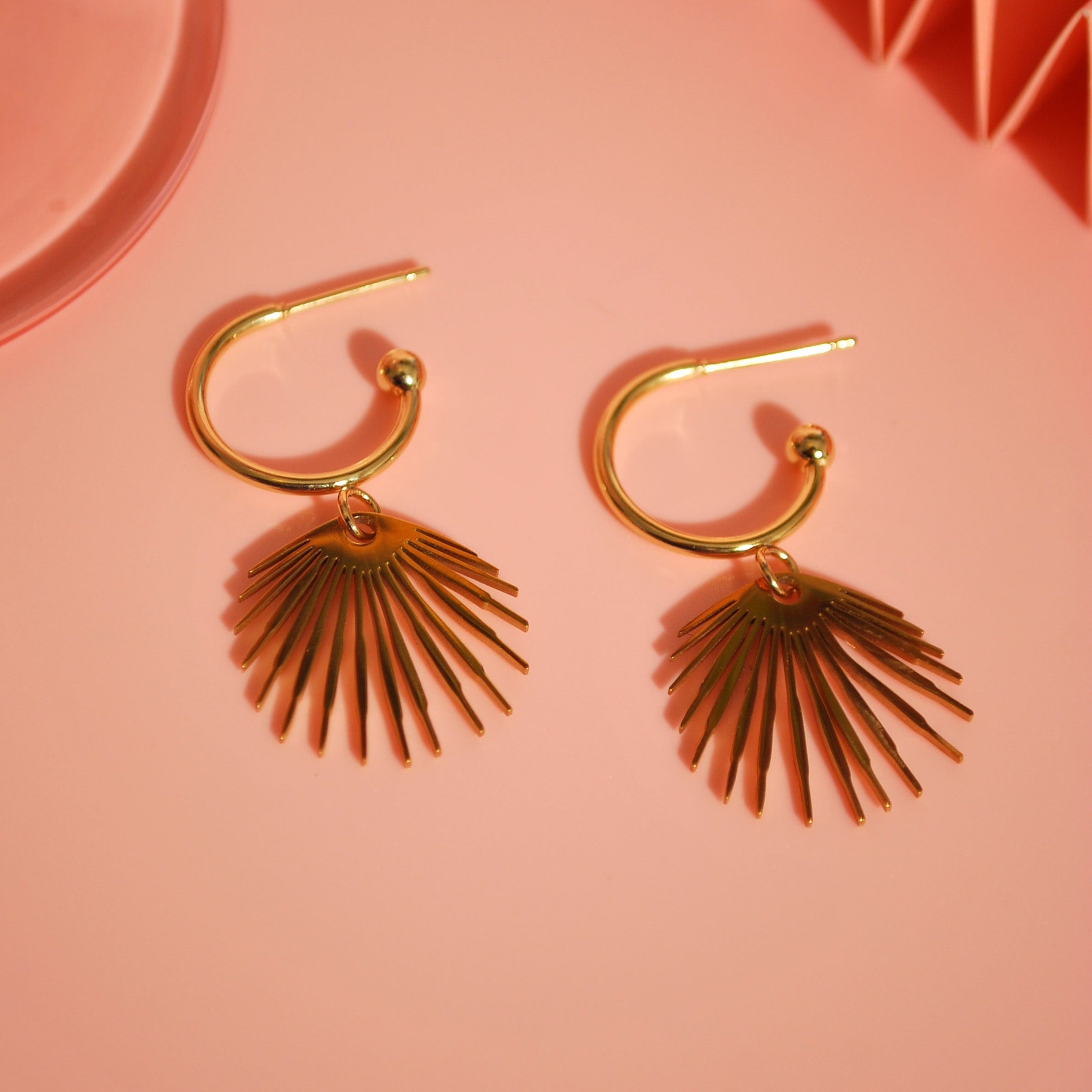 Goldene Creolen mit Sonnenmotiv – leicht & hautfreundlich