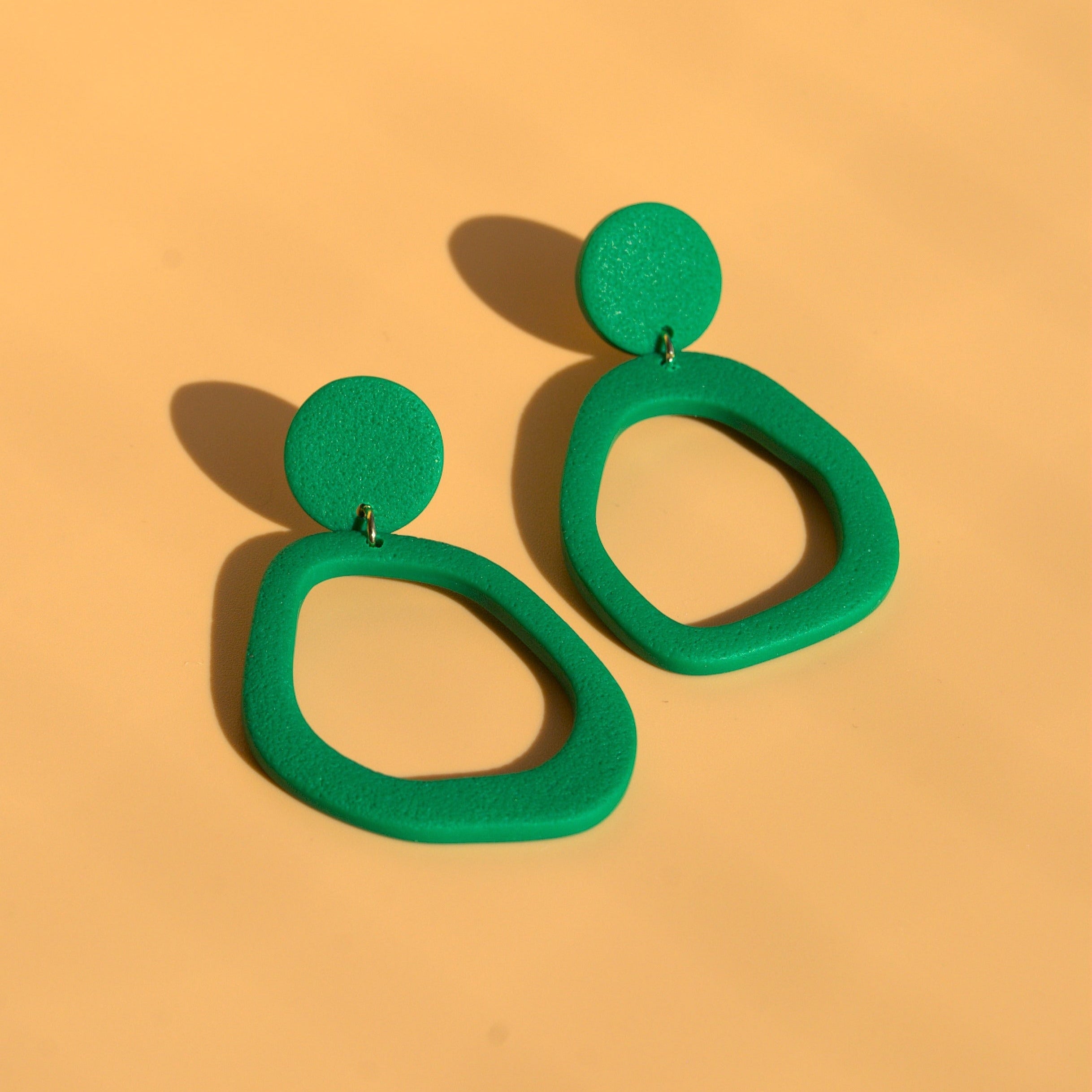 Ipanema – grüne Statement-Ohrringe mit 24K Vergoldung