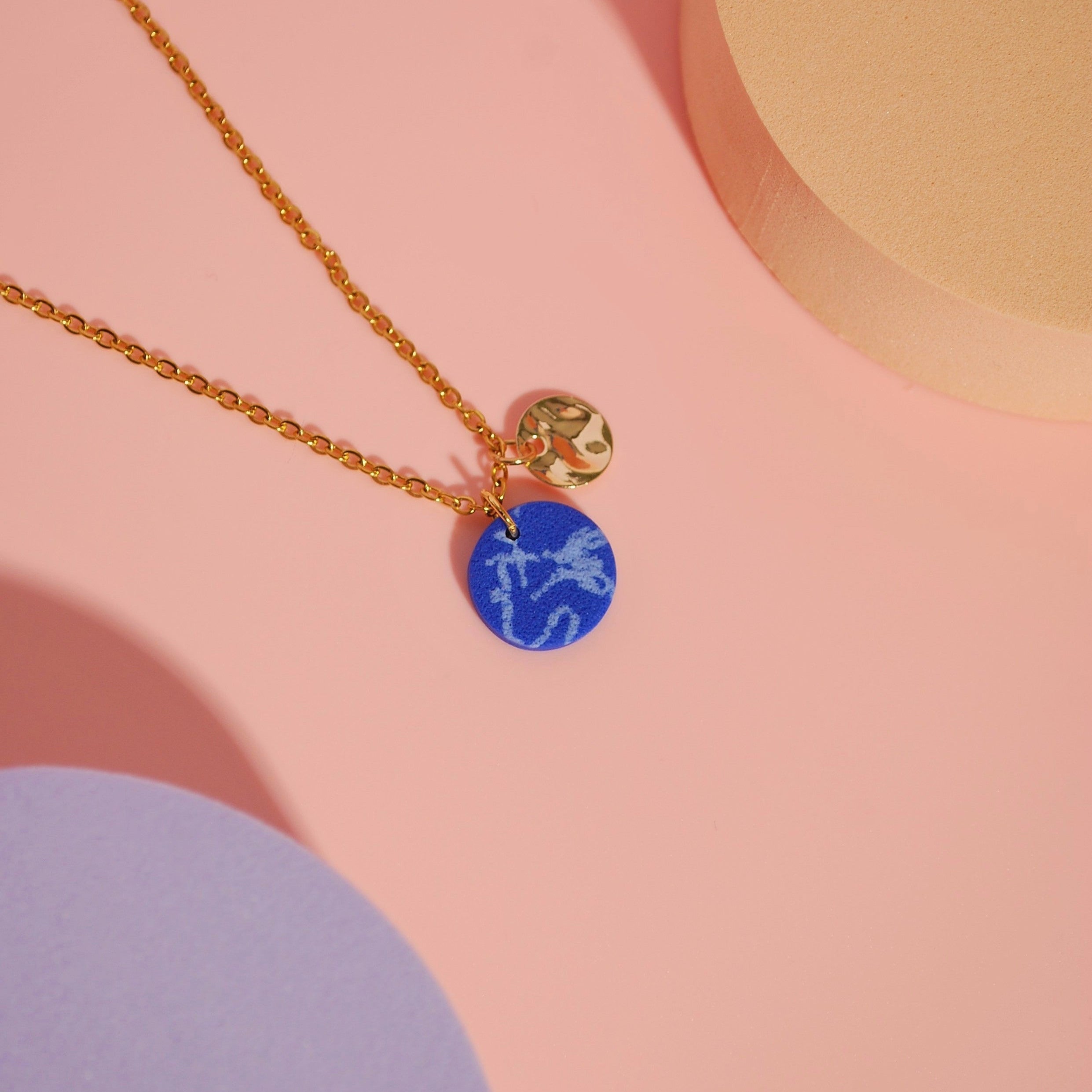 hellblauer Marmor-Anhänger auf vergoldeter Edelstahlkette