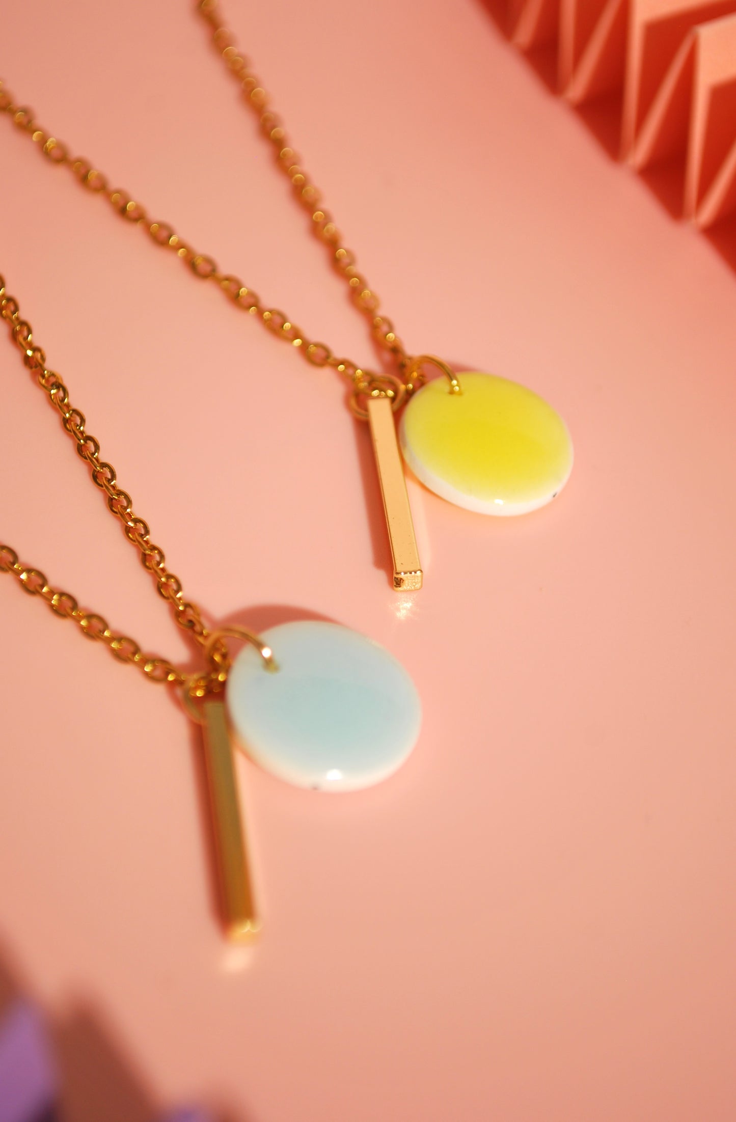 Minimalistische Kette in Gelb oder Blau – Geschenkidee von Santoclay