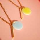 Minimalistische Kette in Gelb oder Blau – Geschenkidee von Santoclay