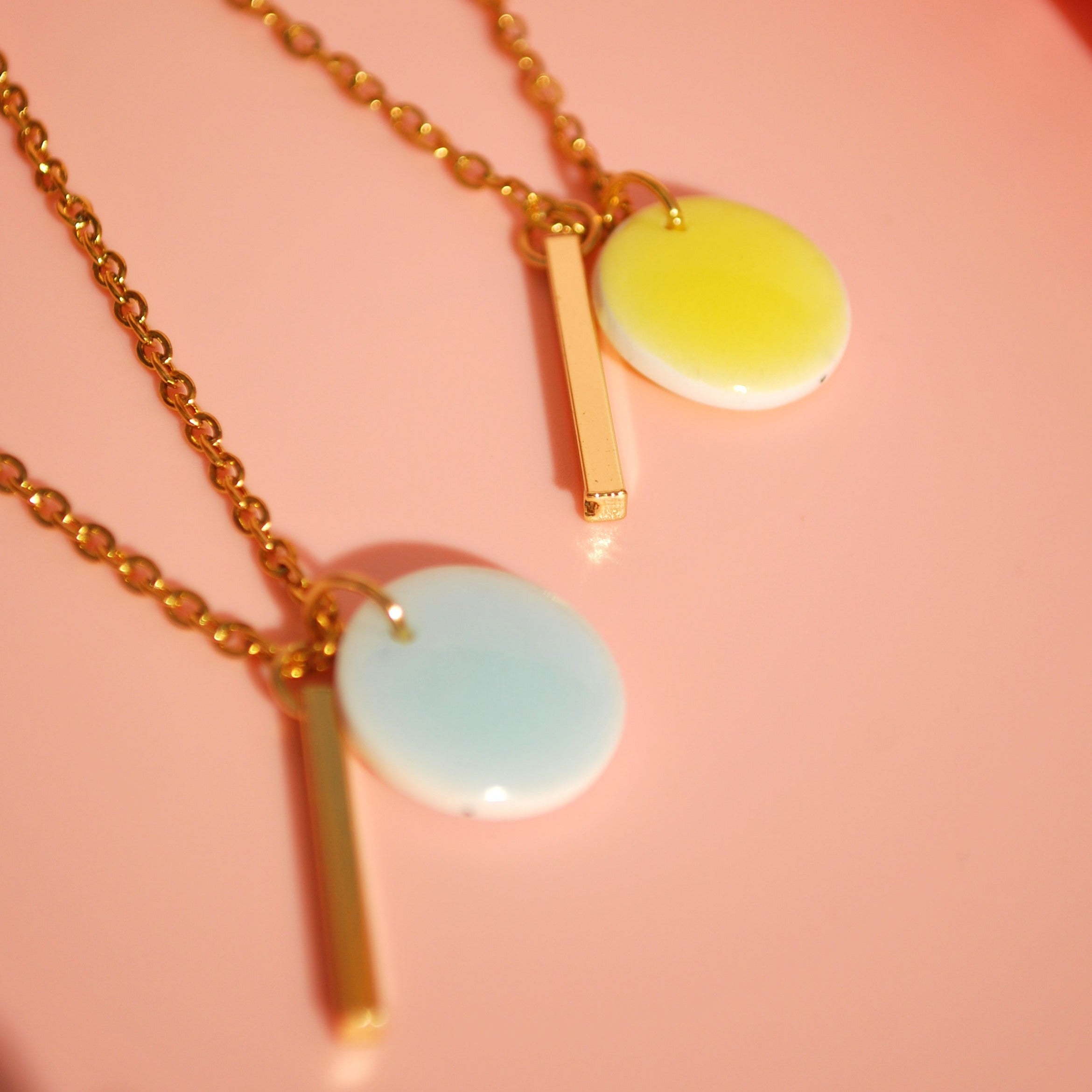 Minimalistische Kette in Gelb oder Blau – Geschenkidee von Santoclay