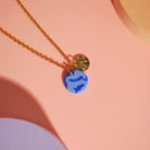 Blauer Marmor-Anhänger auf vergoldeter Edelstahlkette